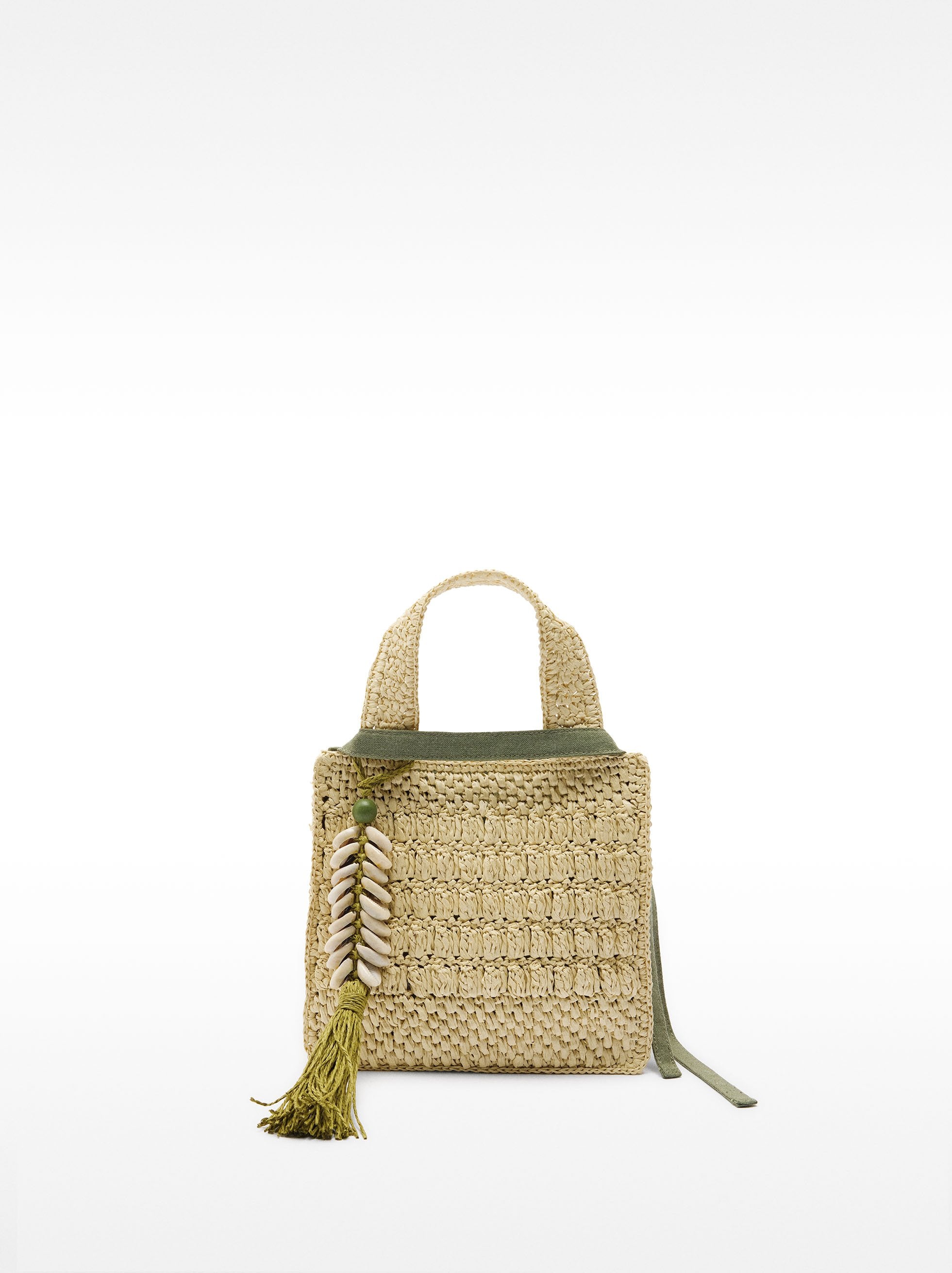Bolsa Tote Efecto Rafia Con Detalle De Conchas Colgante S