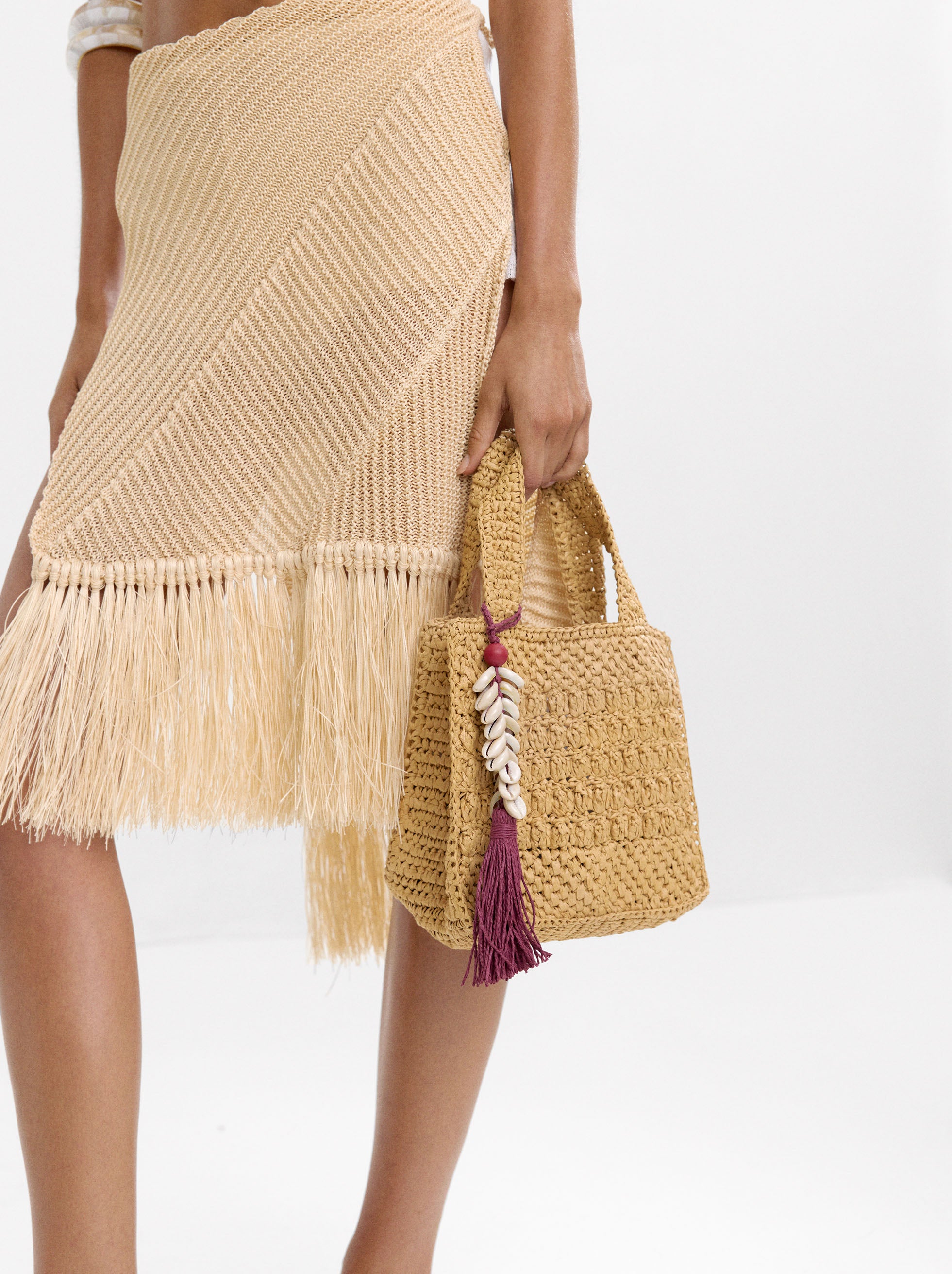 Bolsa Tote Efecto Rafia Con Detalle De Conchas Colgante S