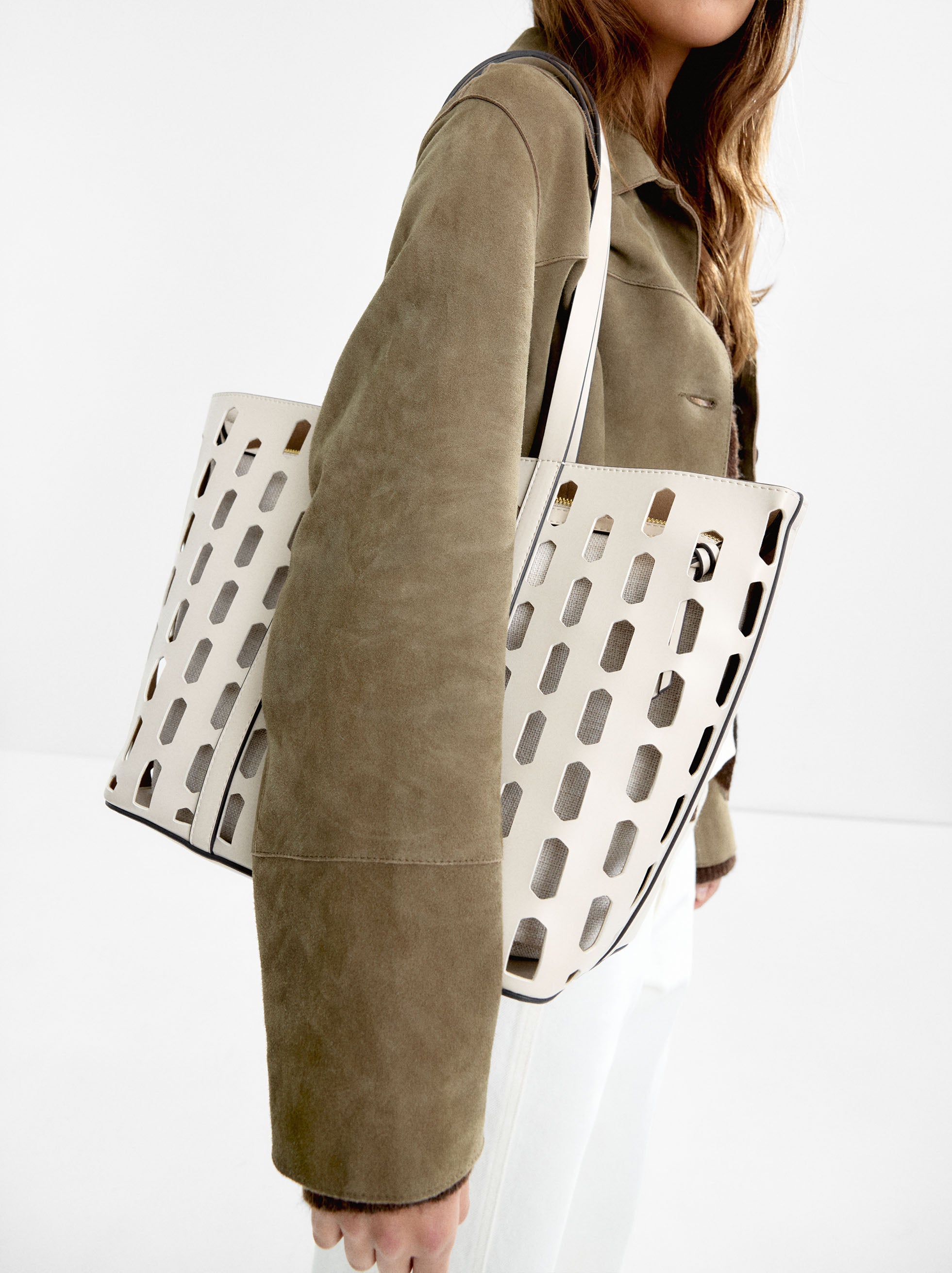 Cartera Shopper Perforado Con Cartera Extraíble