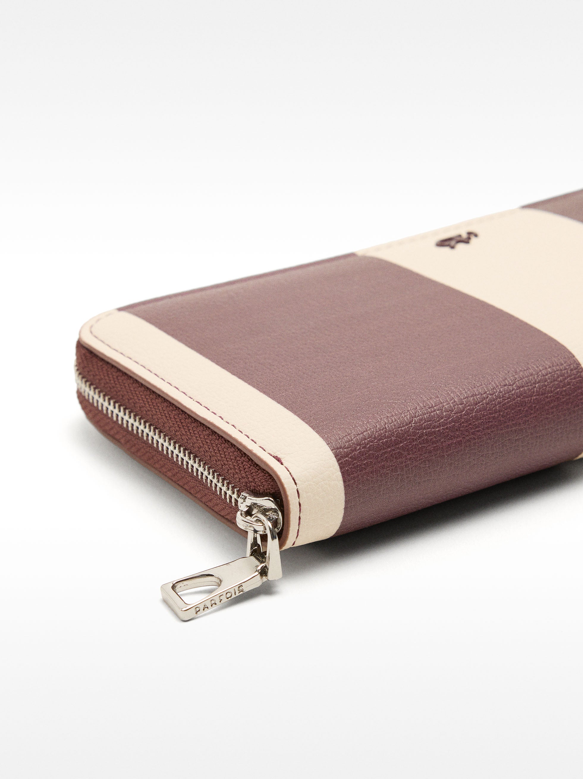 Billetera Con Textura Y Colores Contrastantes