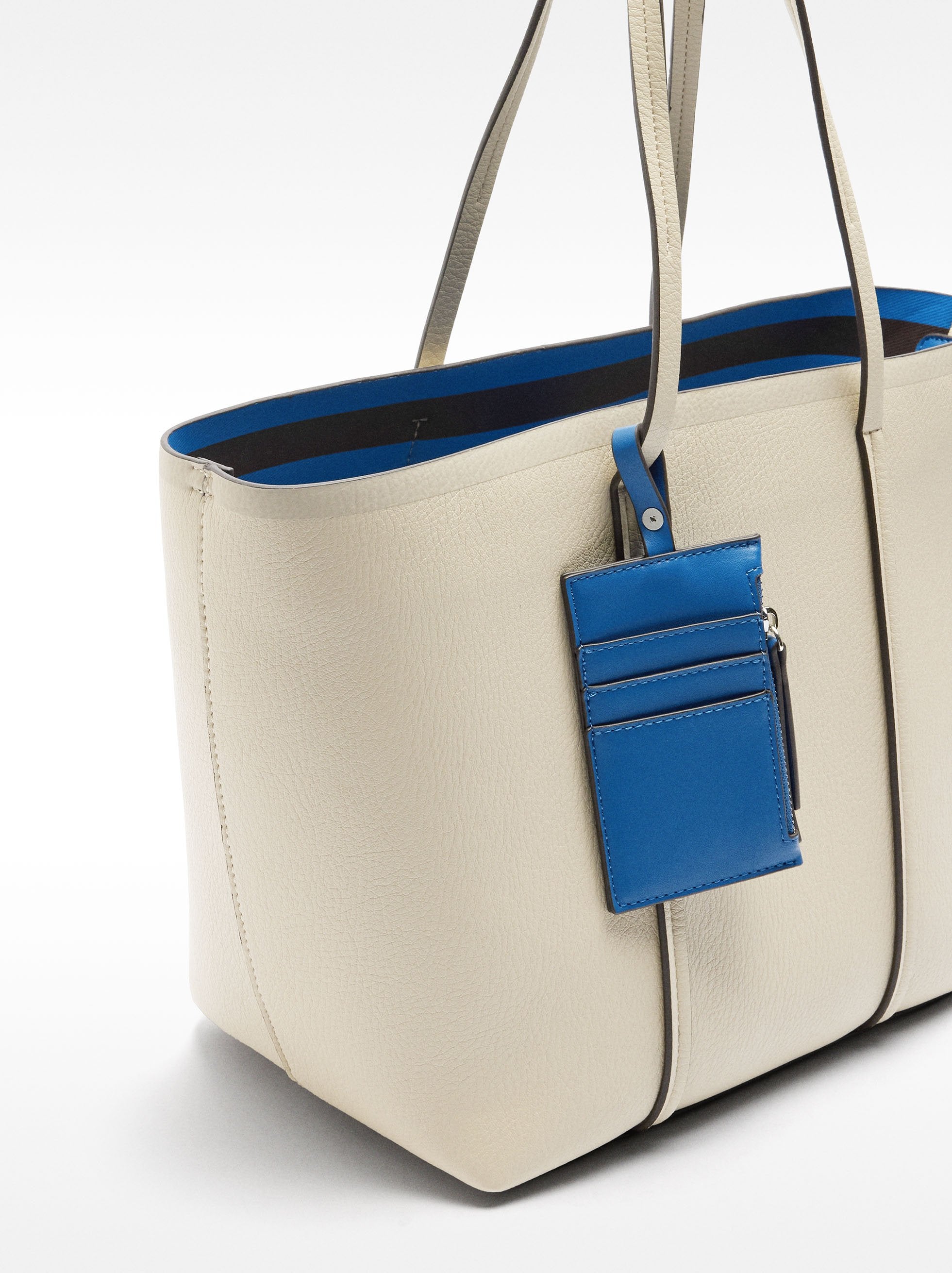 Cartera Shopper Con Colgante