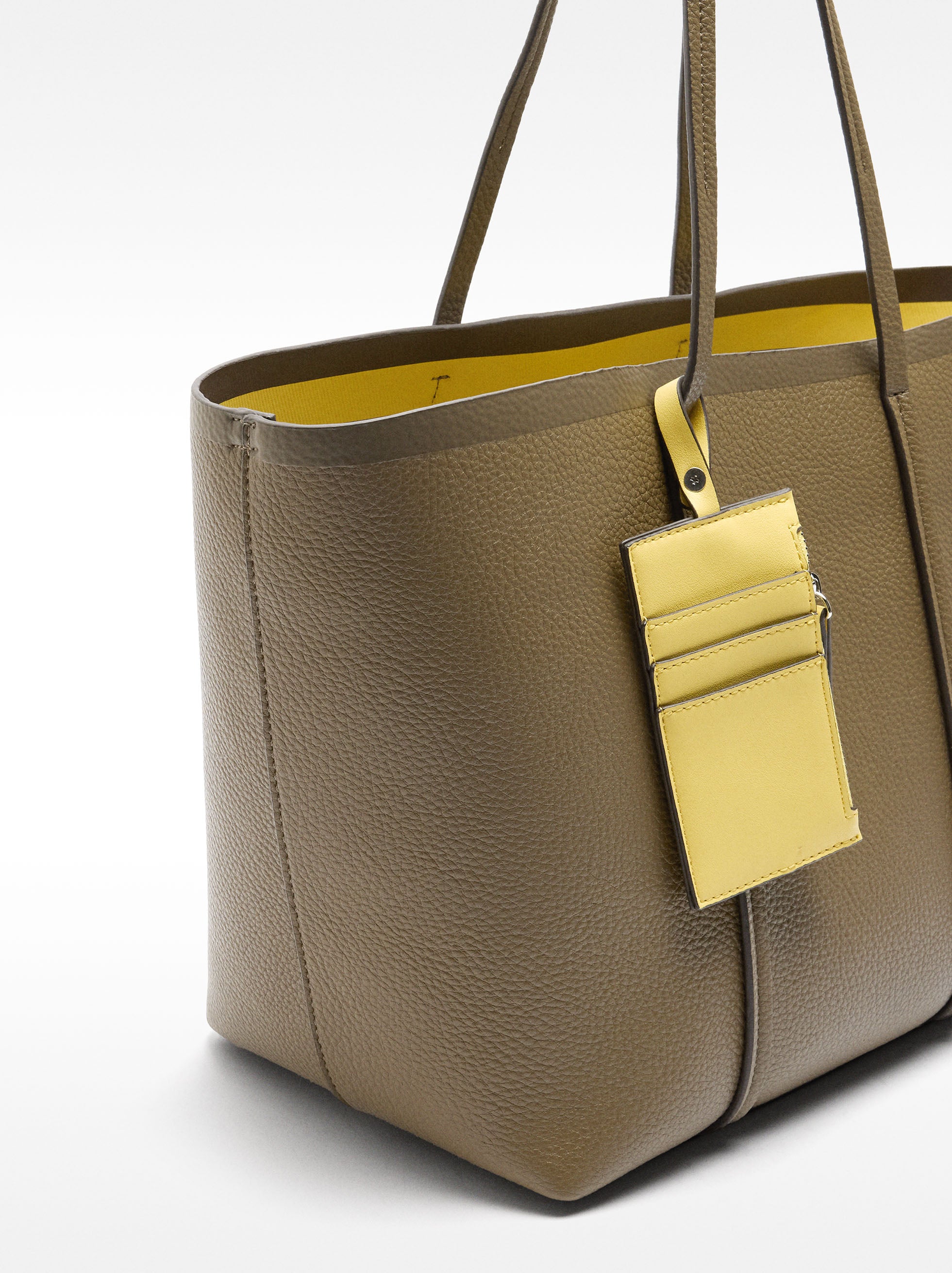 Cartera Shopper Con Colgante