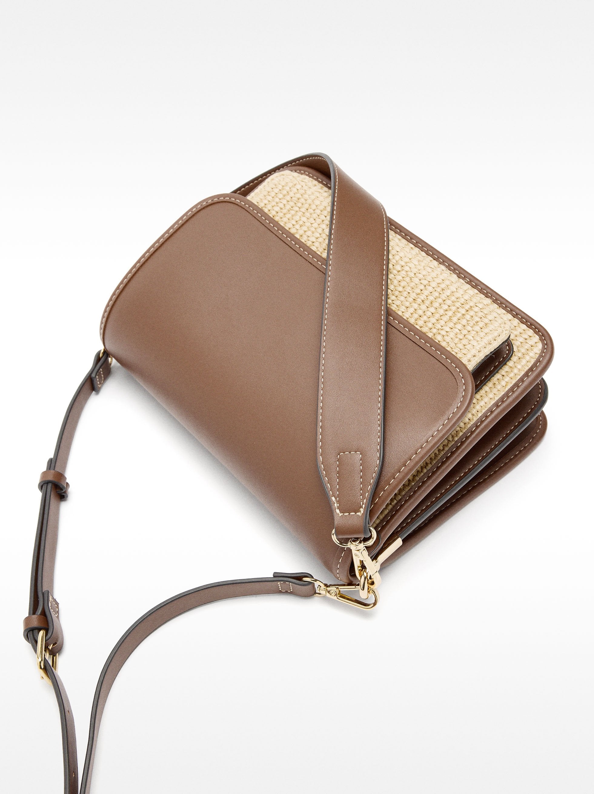 Bolso Bandolera Efecto Rafia Con Solapa