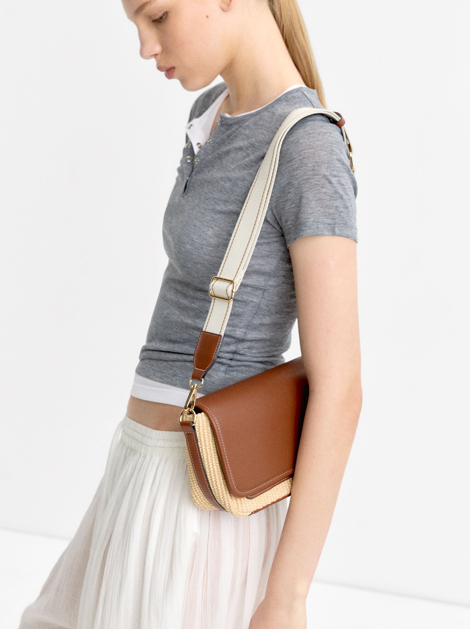 Bolso Bandolera Efecto Rafia Con Solapa