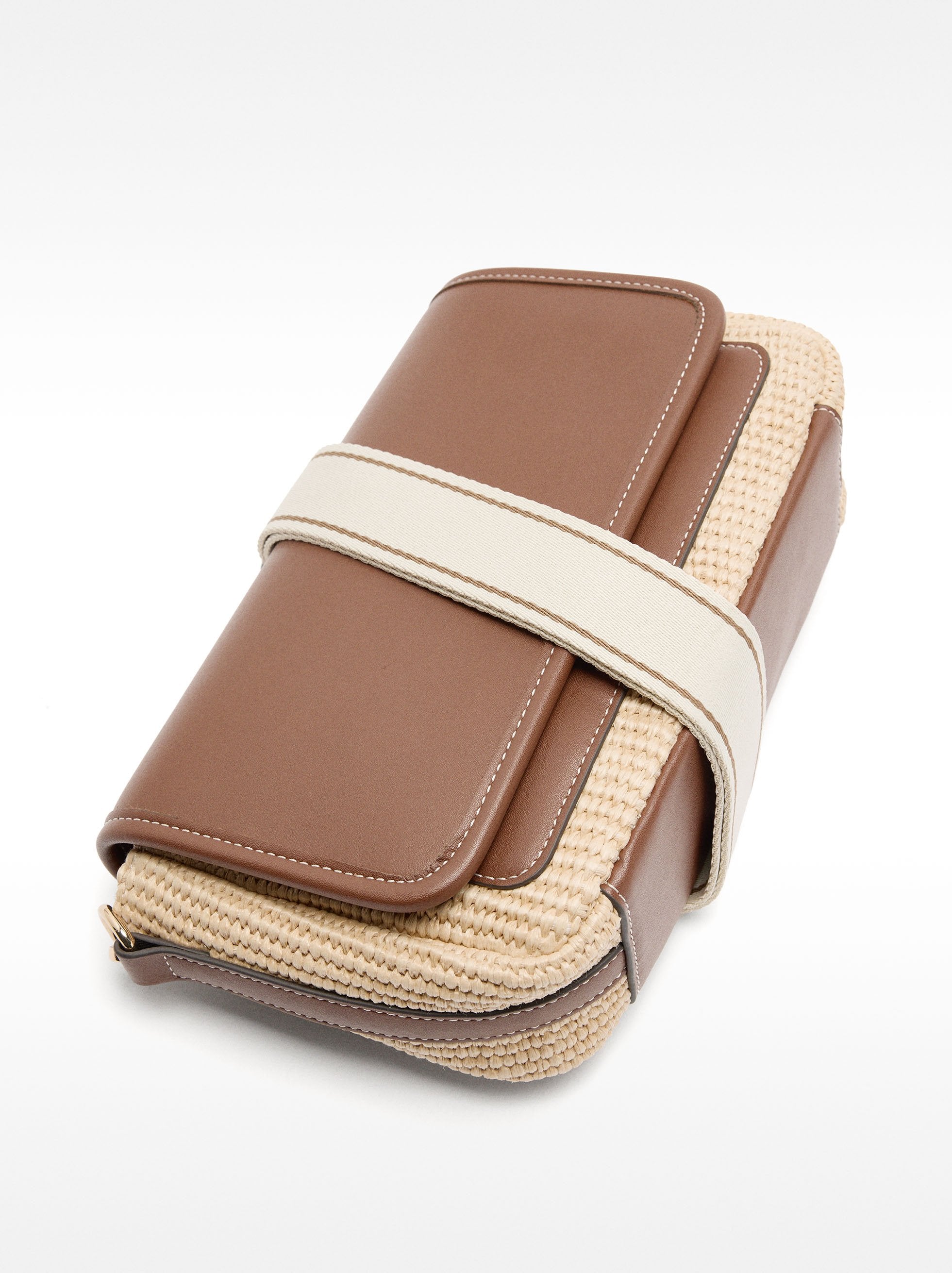 Bolso Bandolera Efecto Rafia Con Solapa