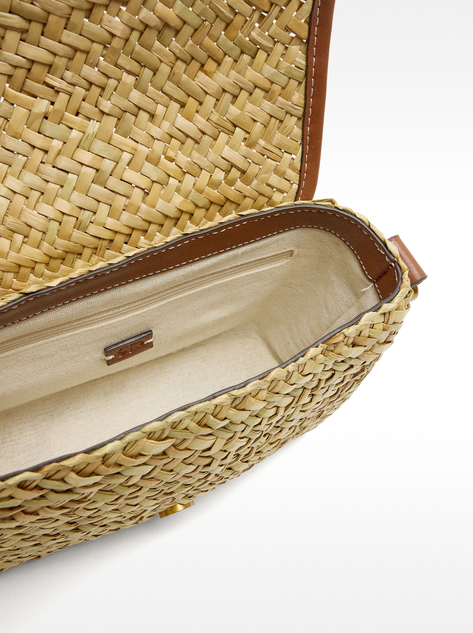 Bolso Bandolera De Rafia Con Solapa