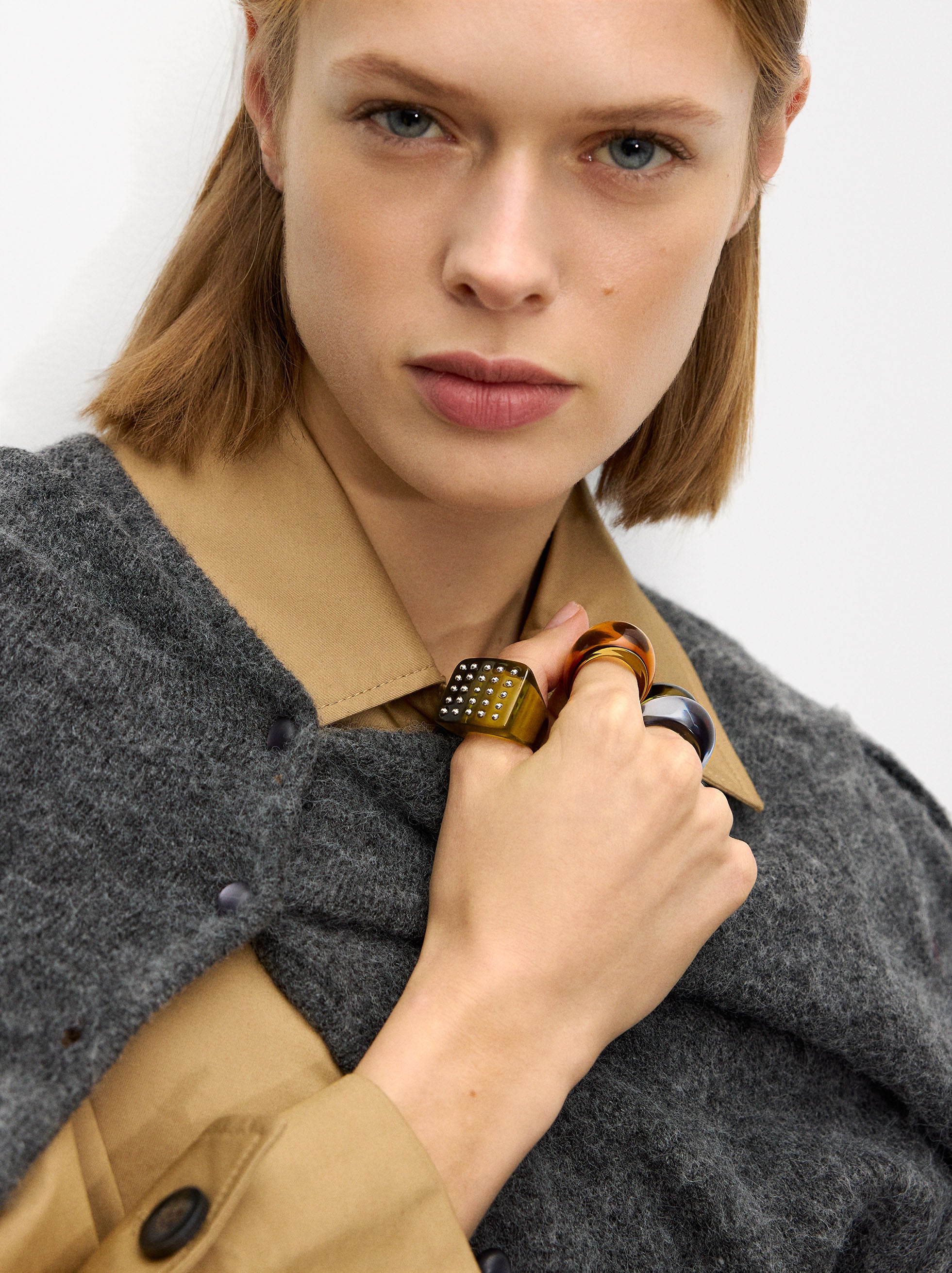 Anillo Cuadrado Con Detalles De Puntos