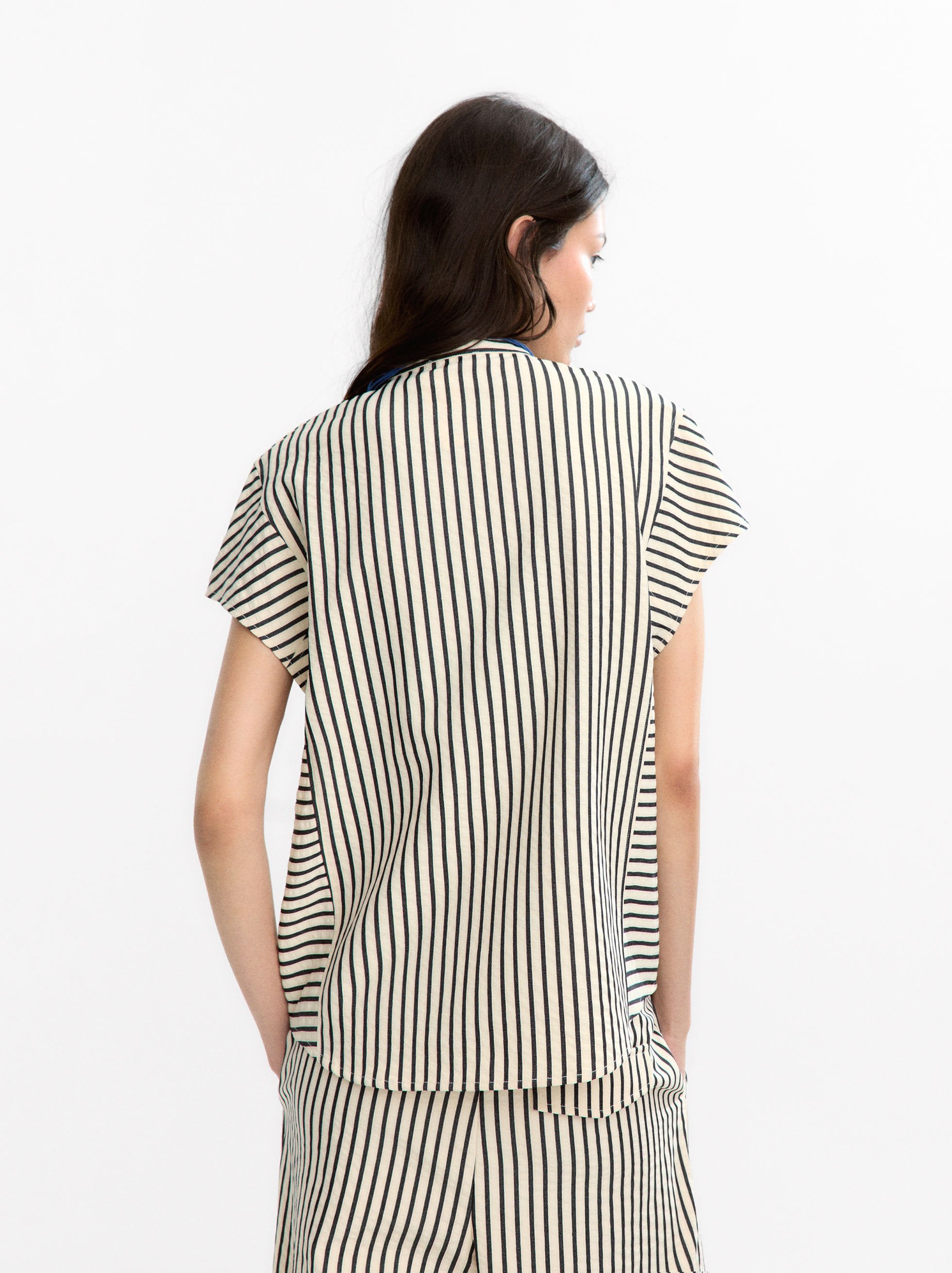 Camisa De Rayas De Manga Corta