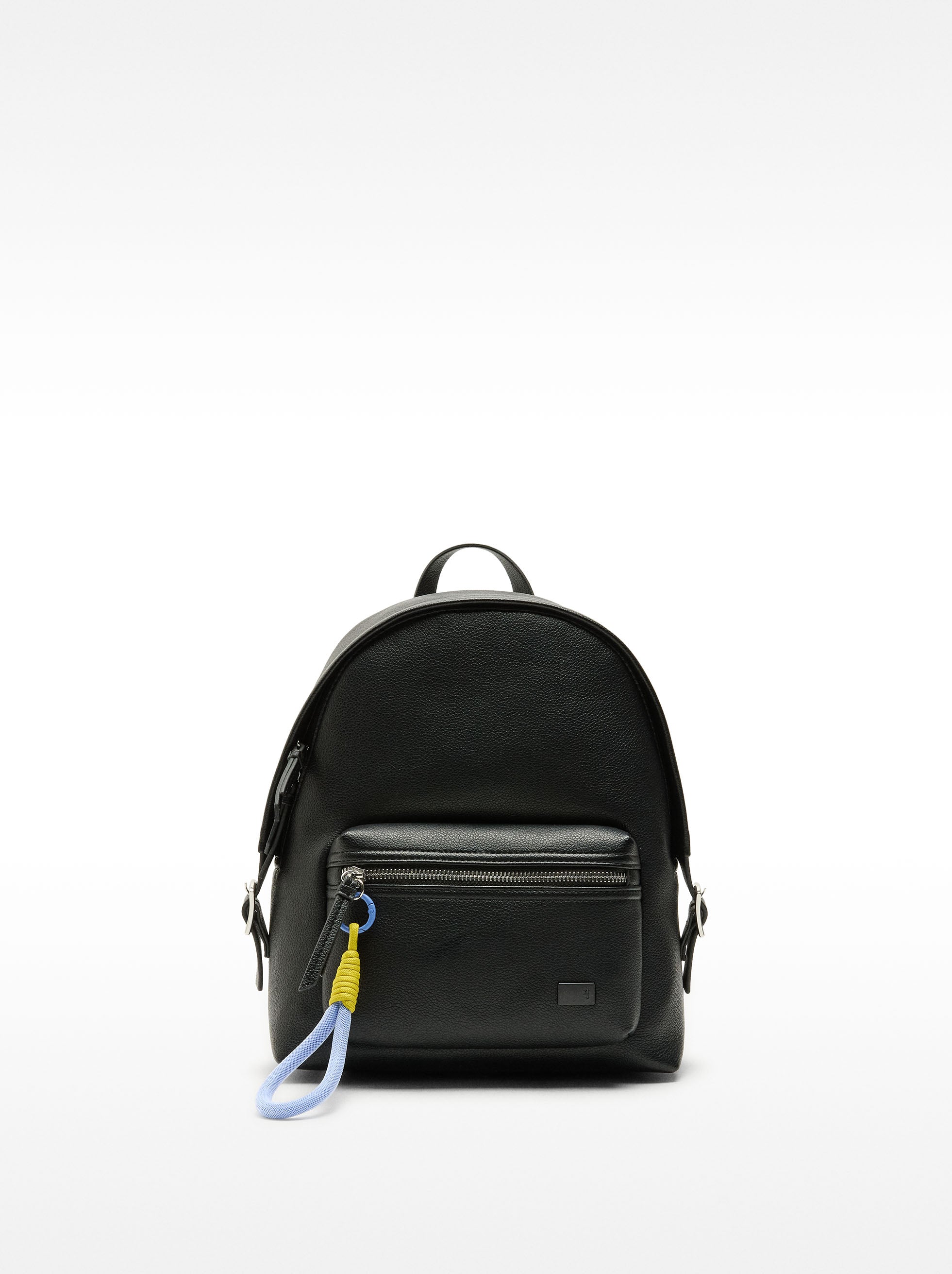 Mochila Con Textura Y Colgante