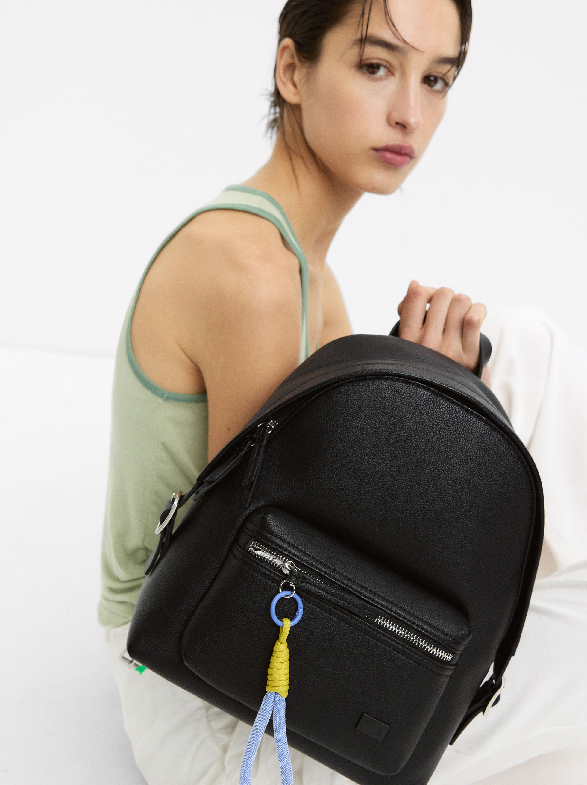 Mochila Con Textura Y Colgante