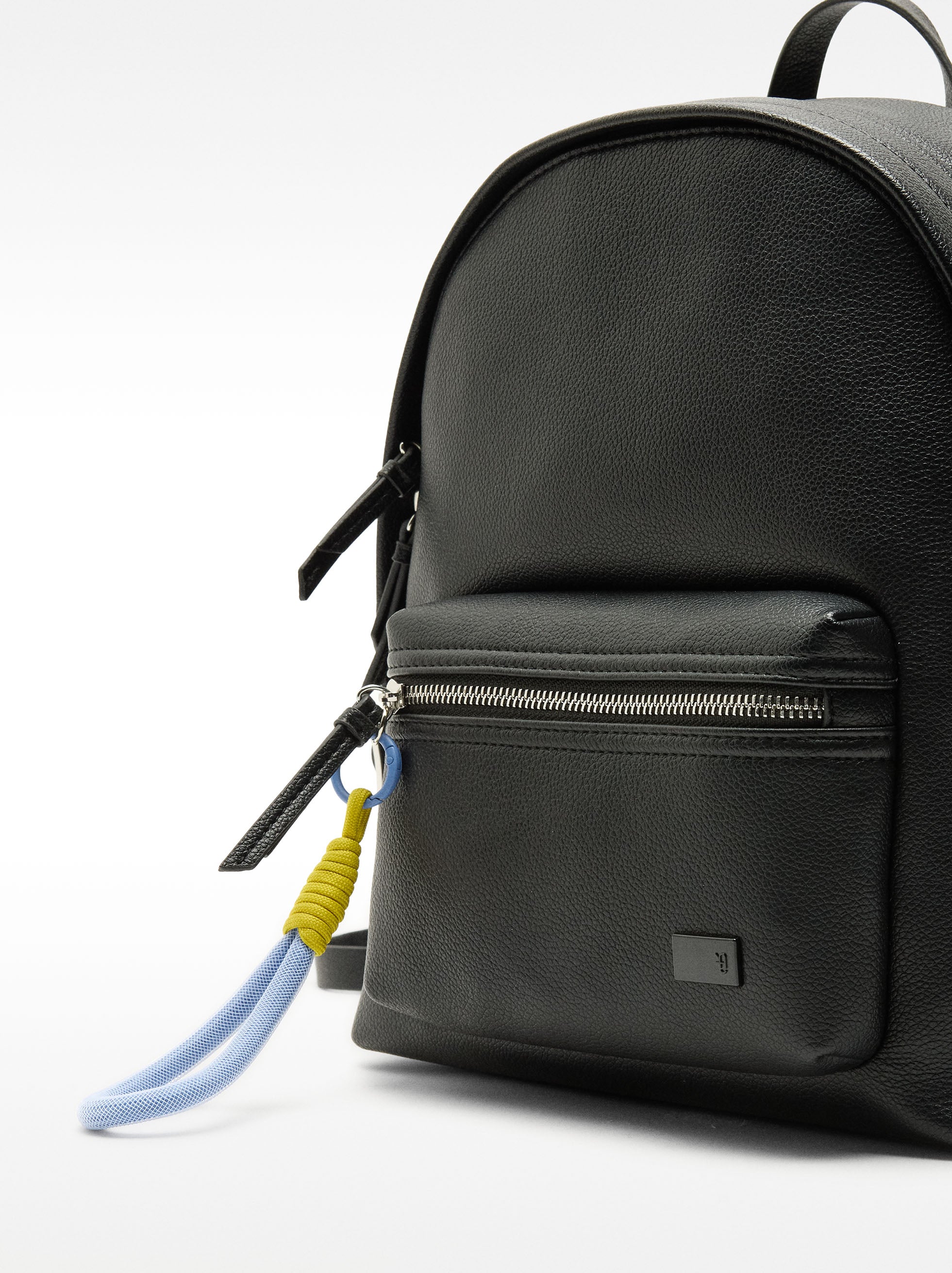 Mochila Con Textura Y Colgante
