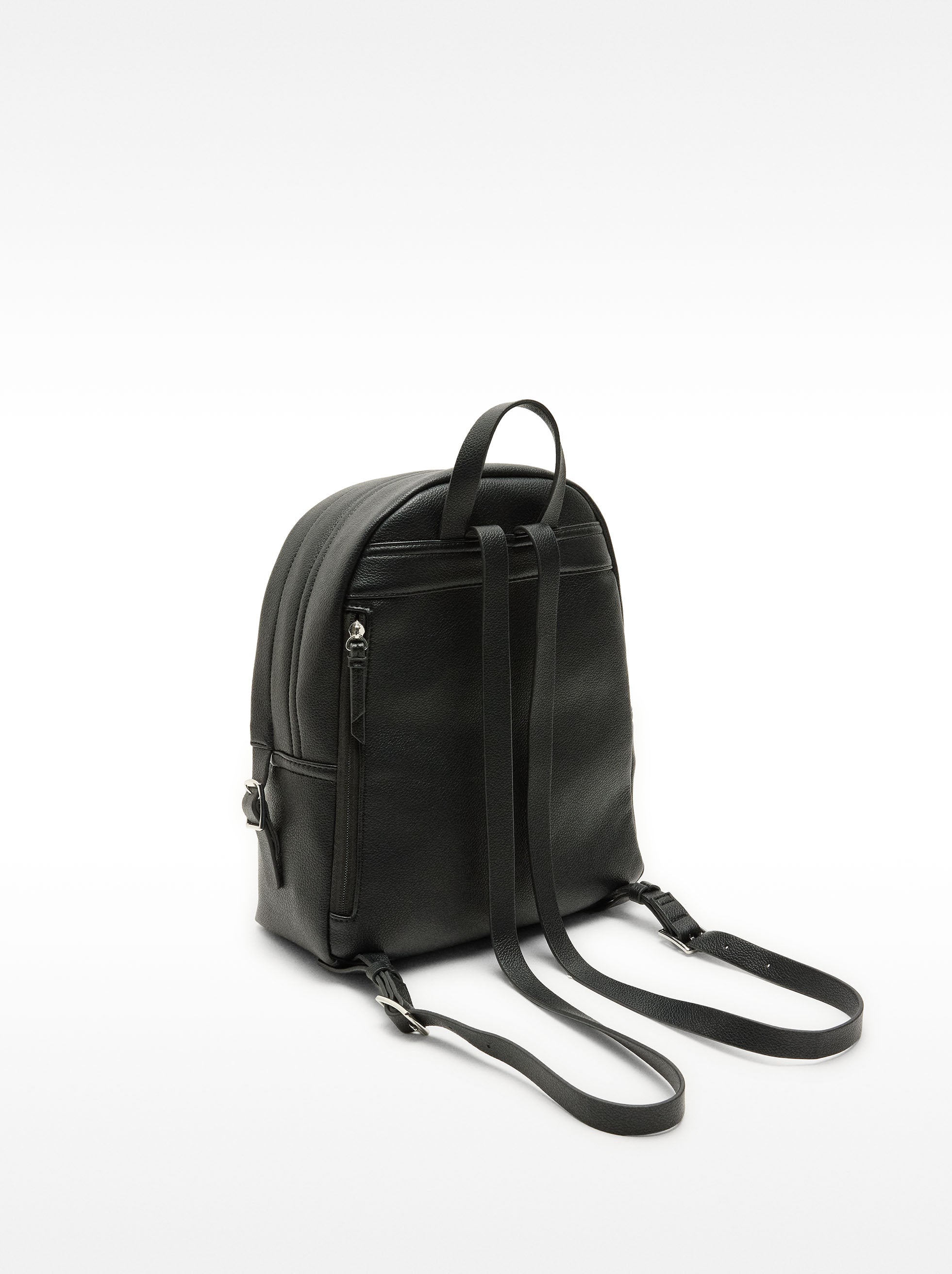 Mochila Con Textura Y Colgante