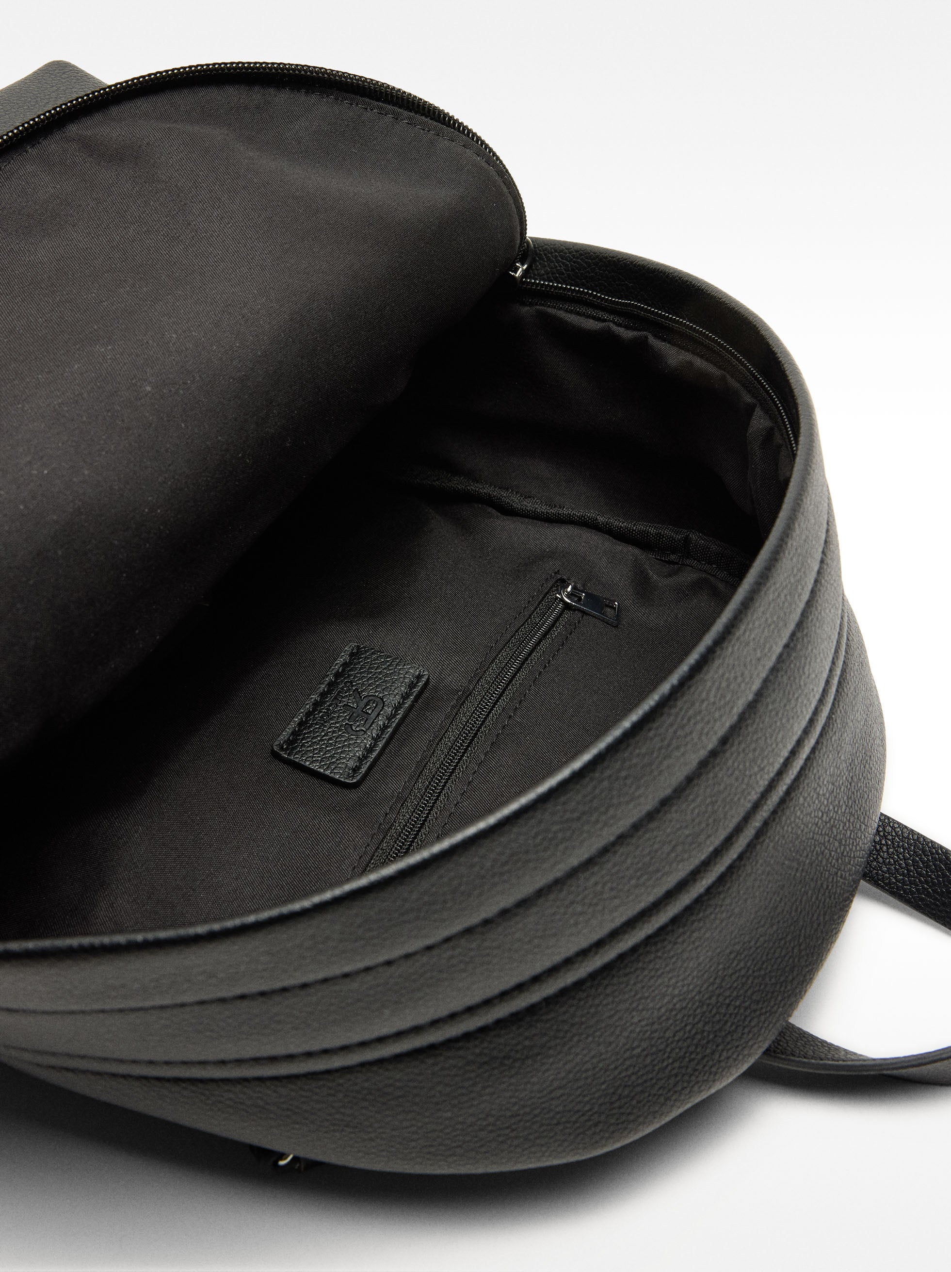 Mochila Con Textura Y Colgante