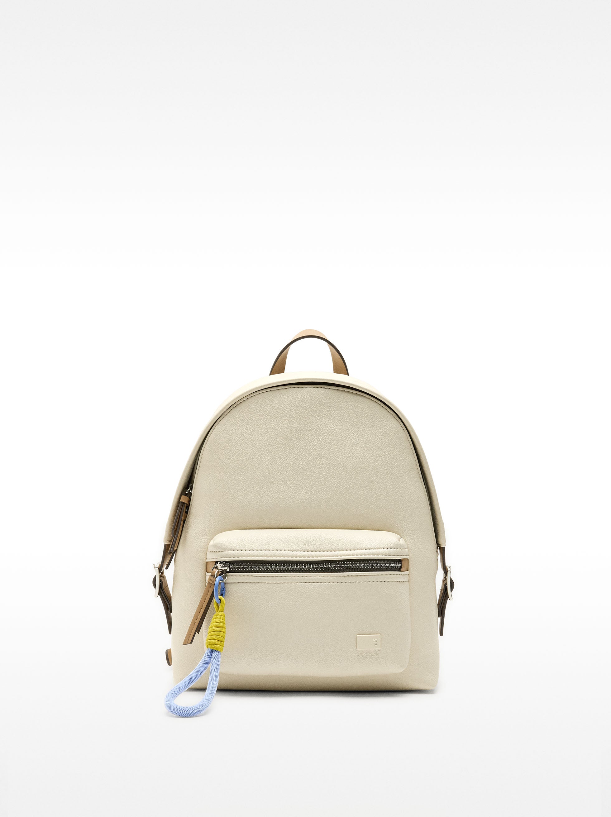 Mochila Con Textura Y Colgante