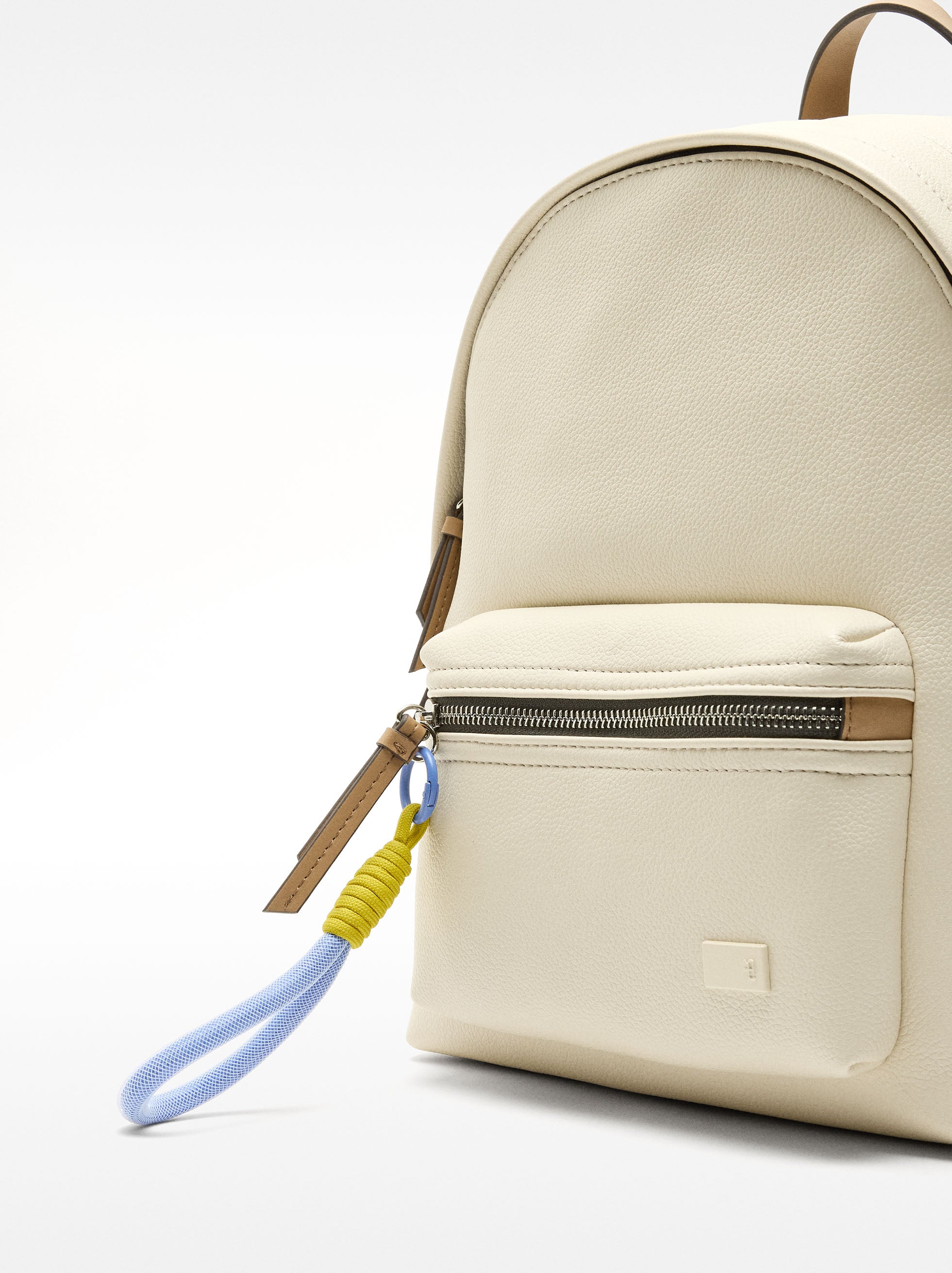 Mochila Con Textura Y Colgante