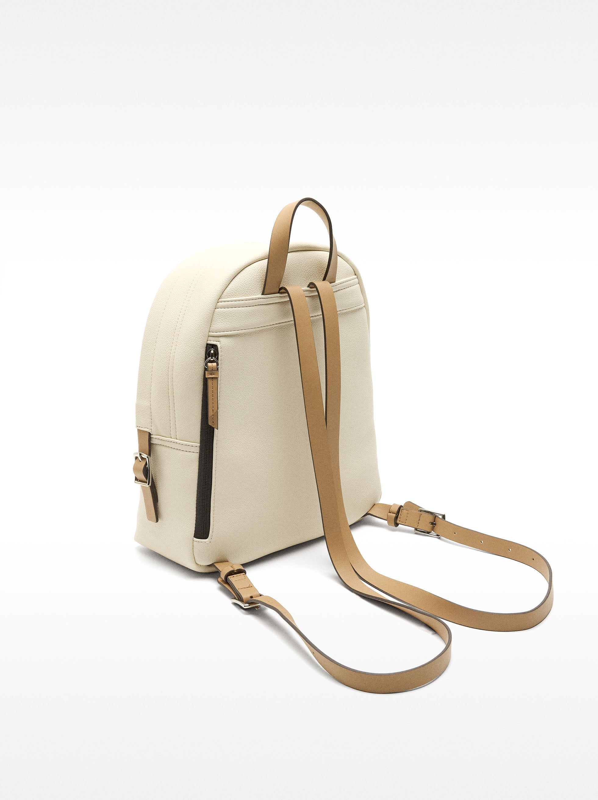 Mochila Con Textura Y Colgante