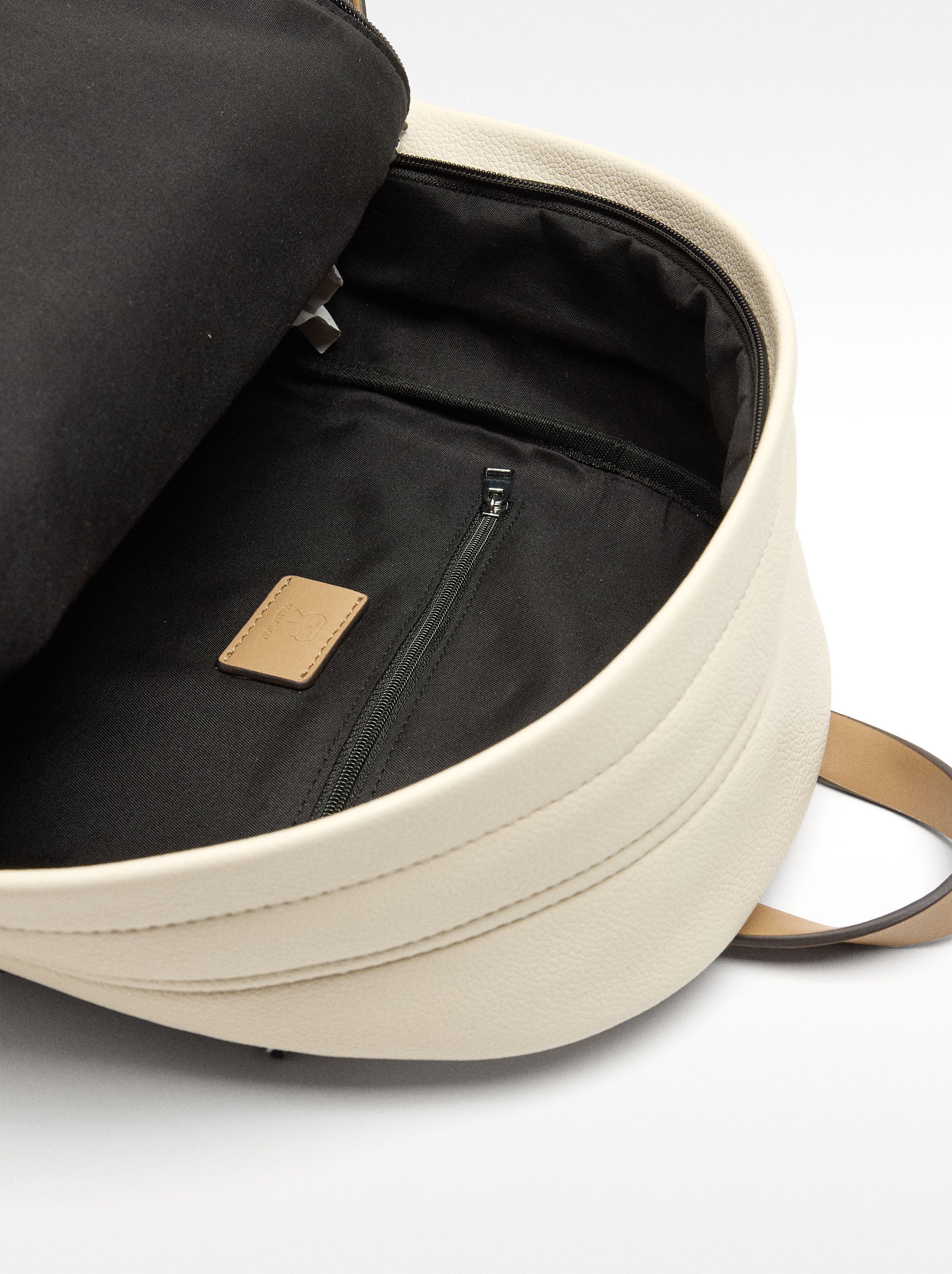 Mochila Con Textura Y Colgante