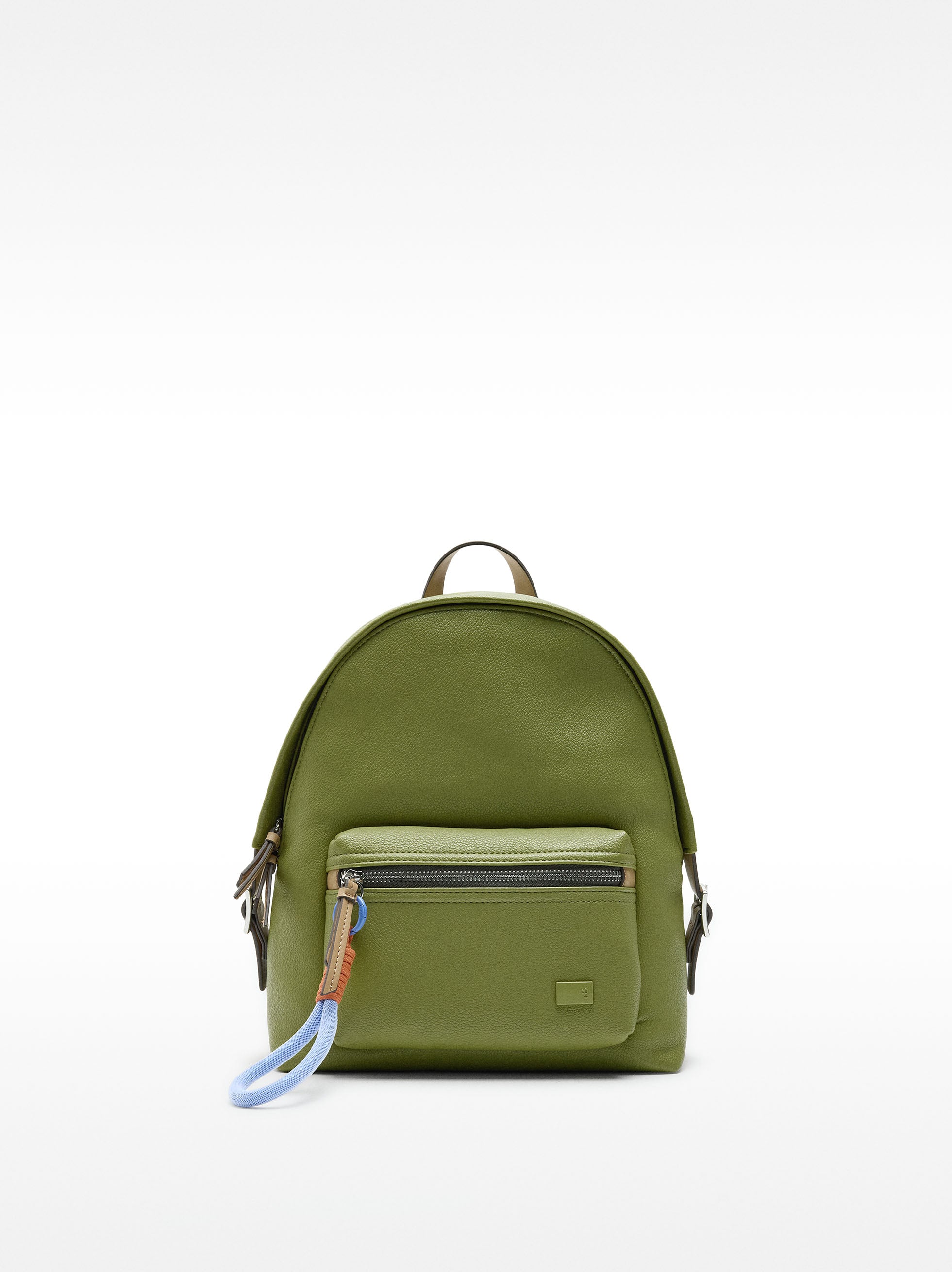 Mochila Con Textura Y Colgante