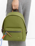 Mochila Con Textura Y Colgante