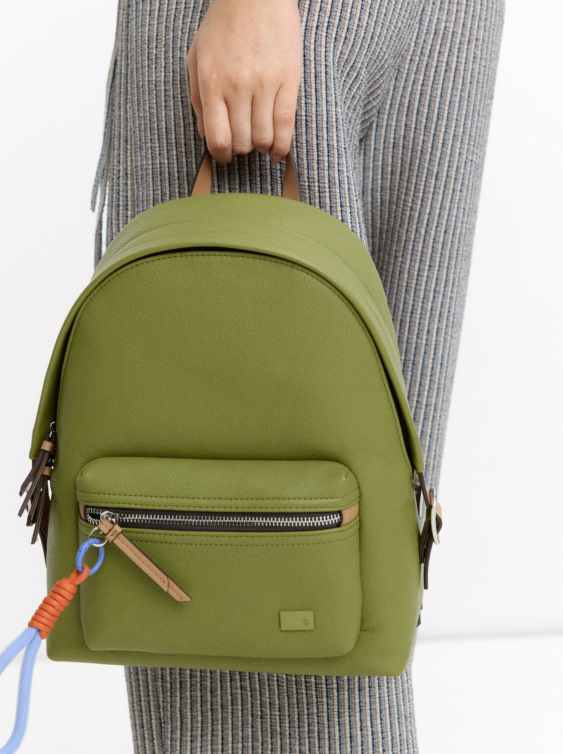 Mochila Con Textura Y Colgante