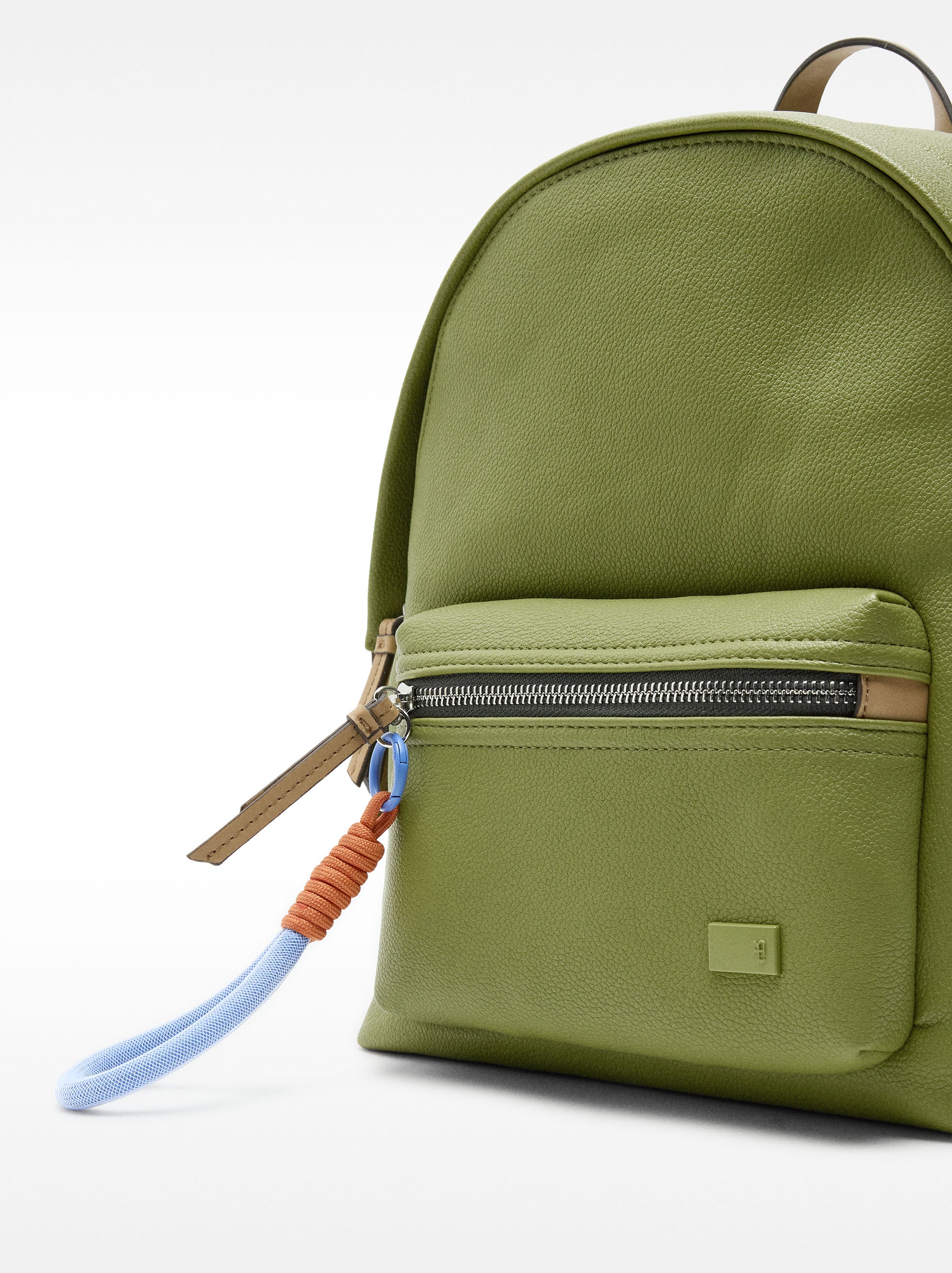 Mochila Con Textura Y Colgante