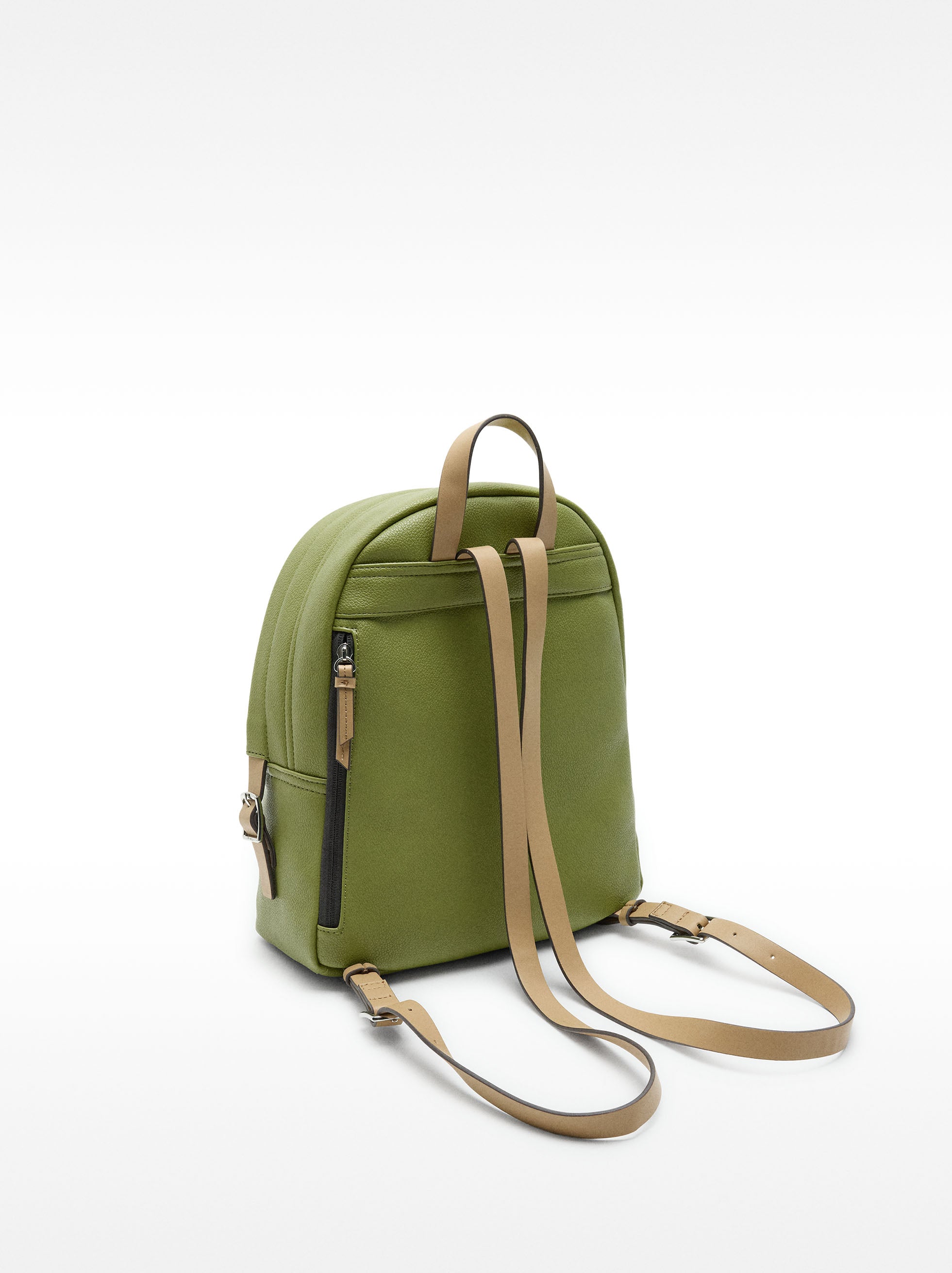 Mochila Con Textura Y Colgante