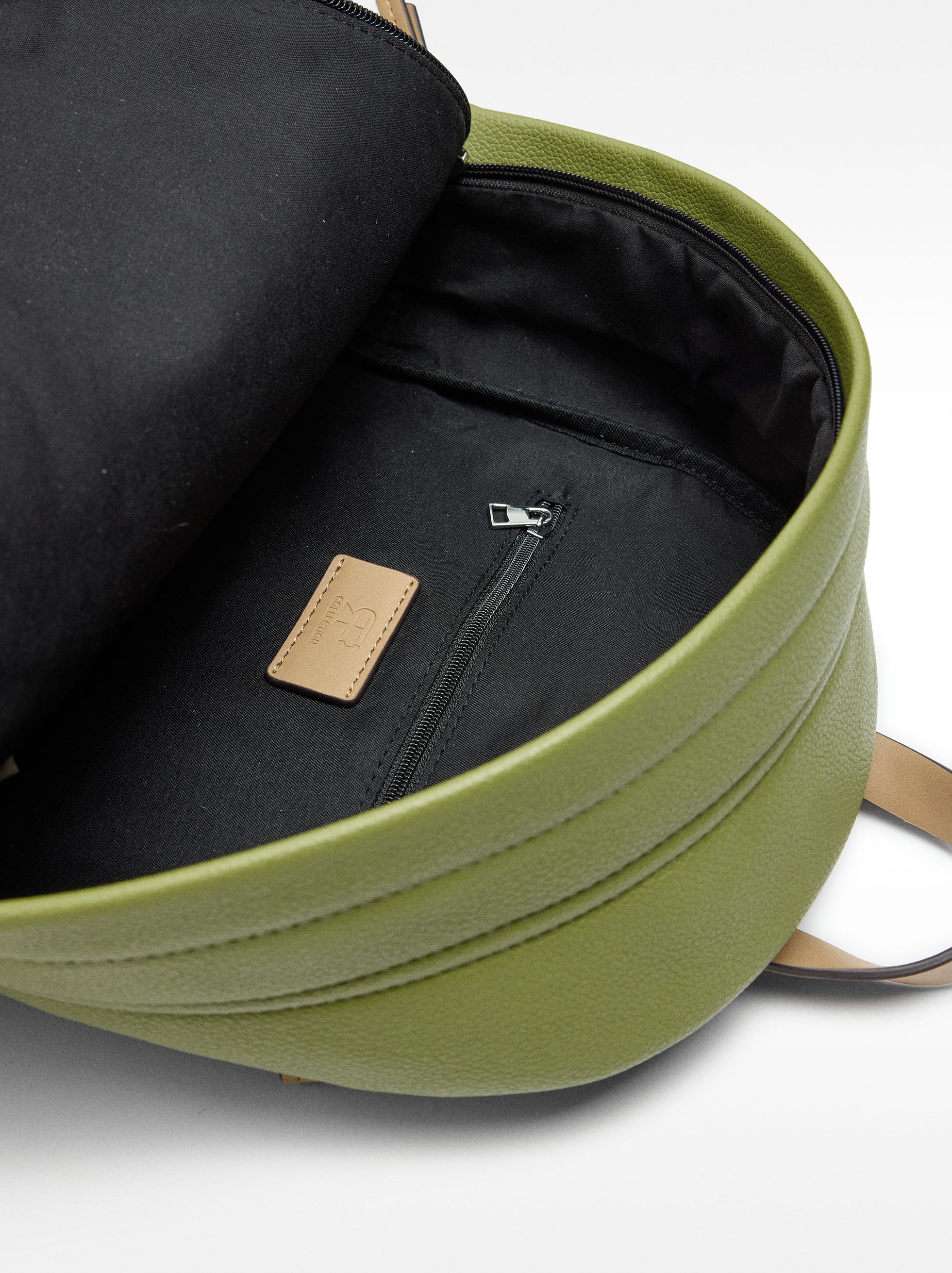Mochila Con Textura Y Colgante