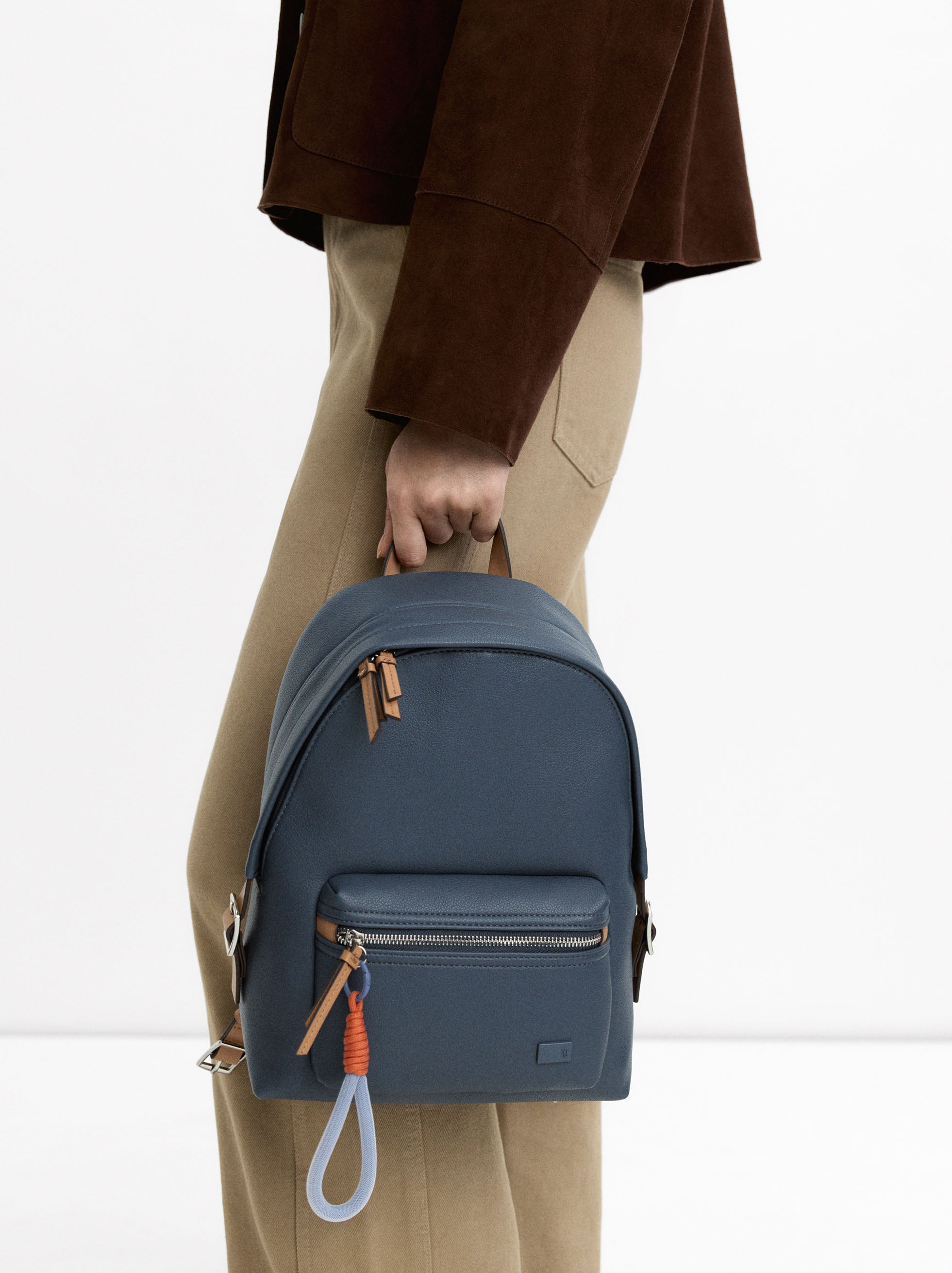 Mochila Con Textura Y Colgante