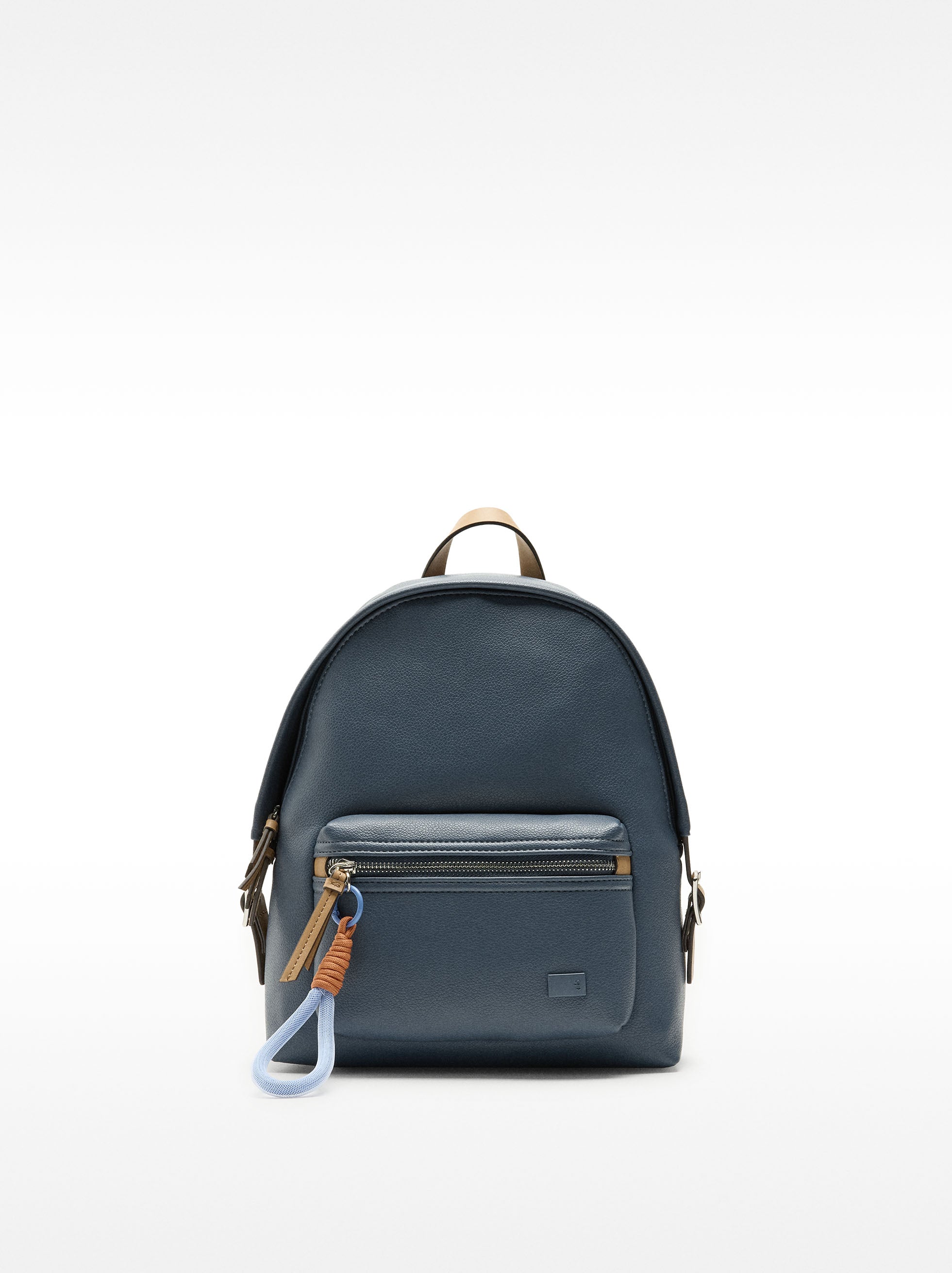 Mochila Con Textura Y Colgante