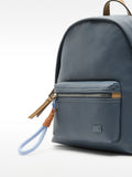 Mochila Con Textura Y Colgante