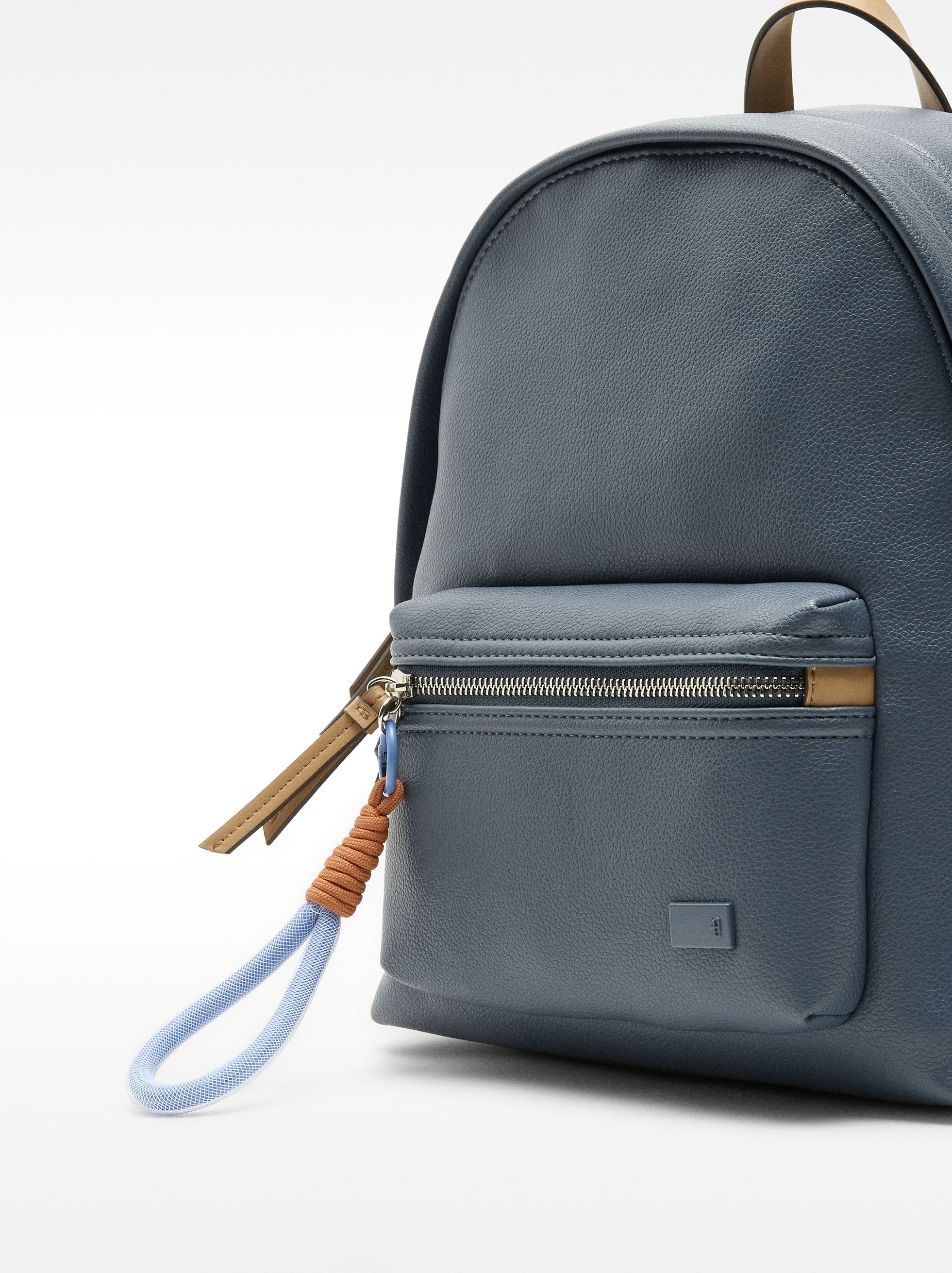 Mochila Con Textura Y Colgante
