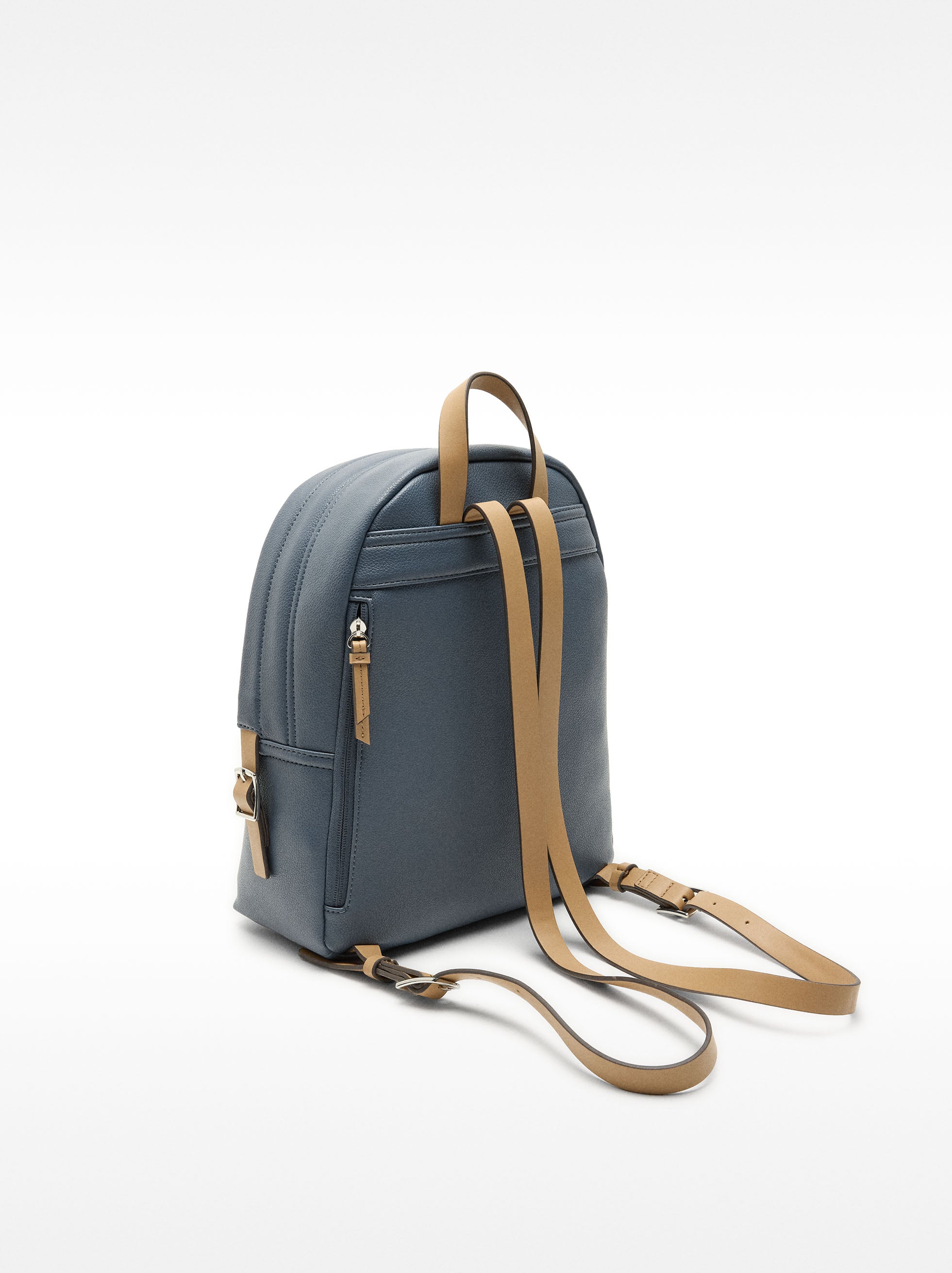 Mochila Con Textura Y Colgante