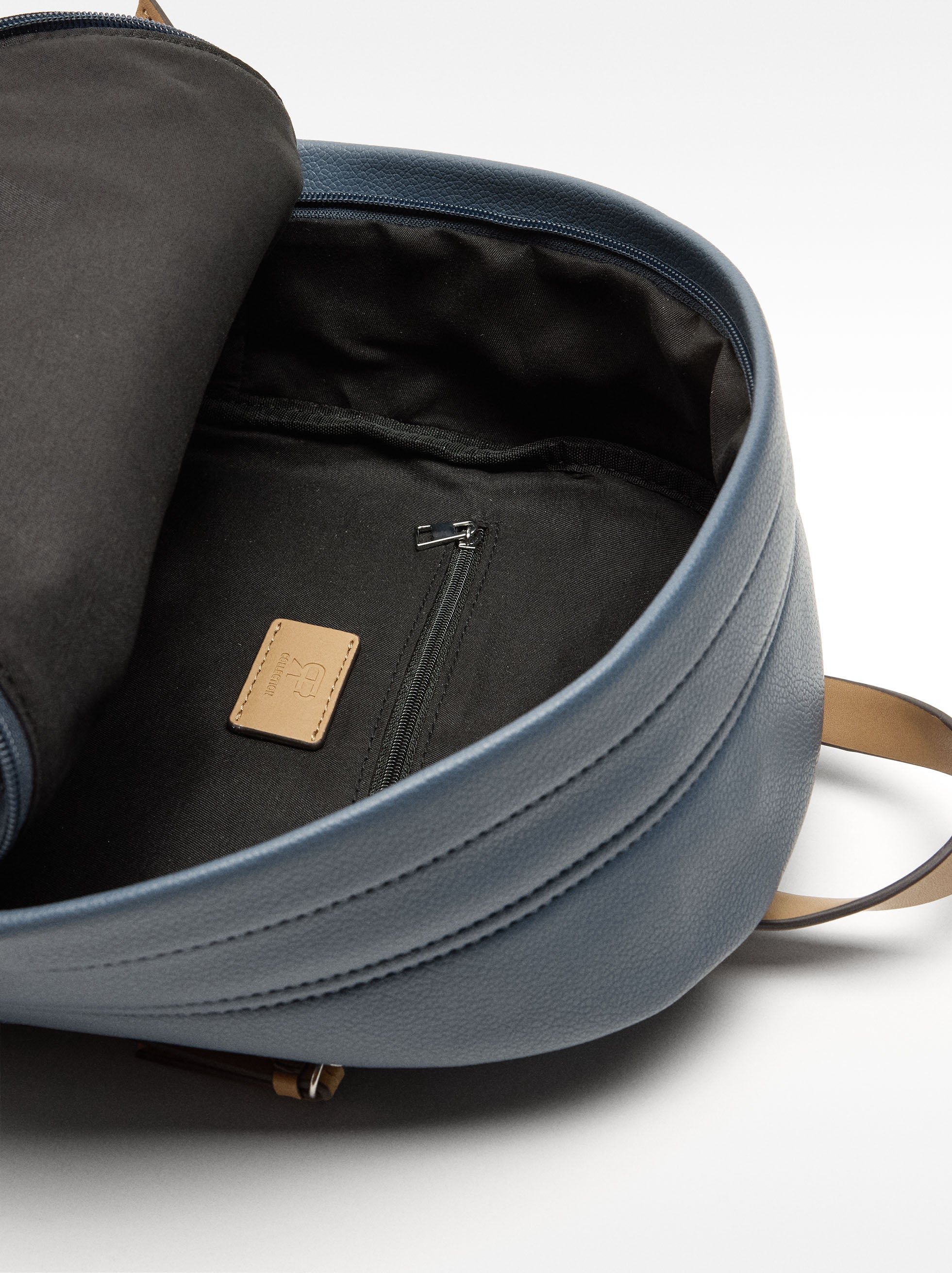 Mochila Con Textura Y Colgante