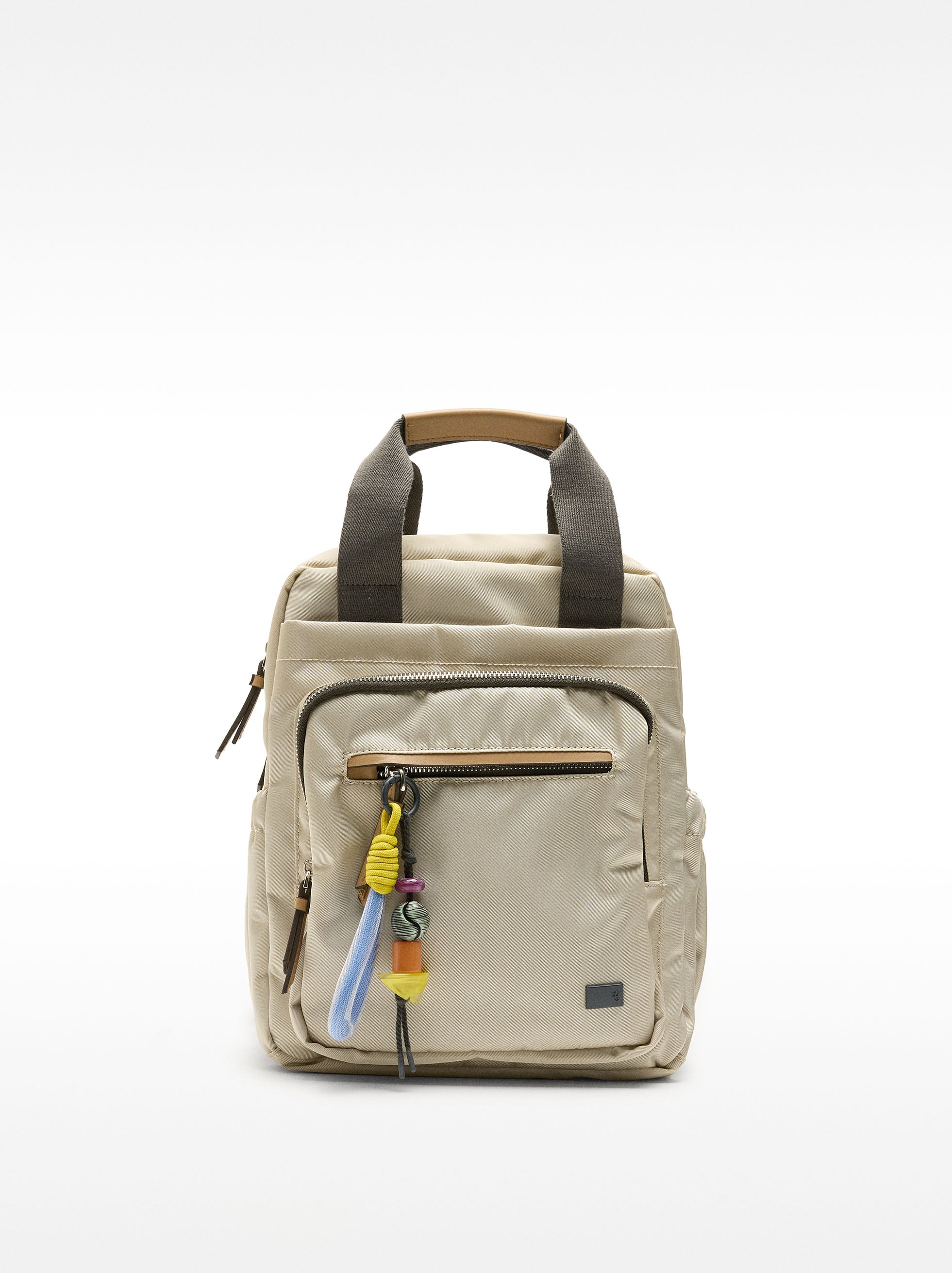 Mochila De Nylon Con Colgante