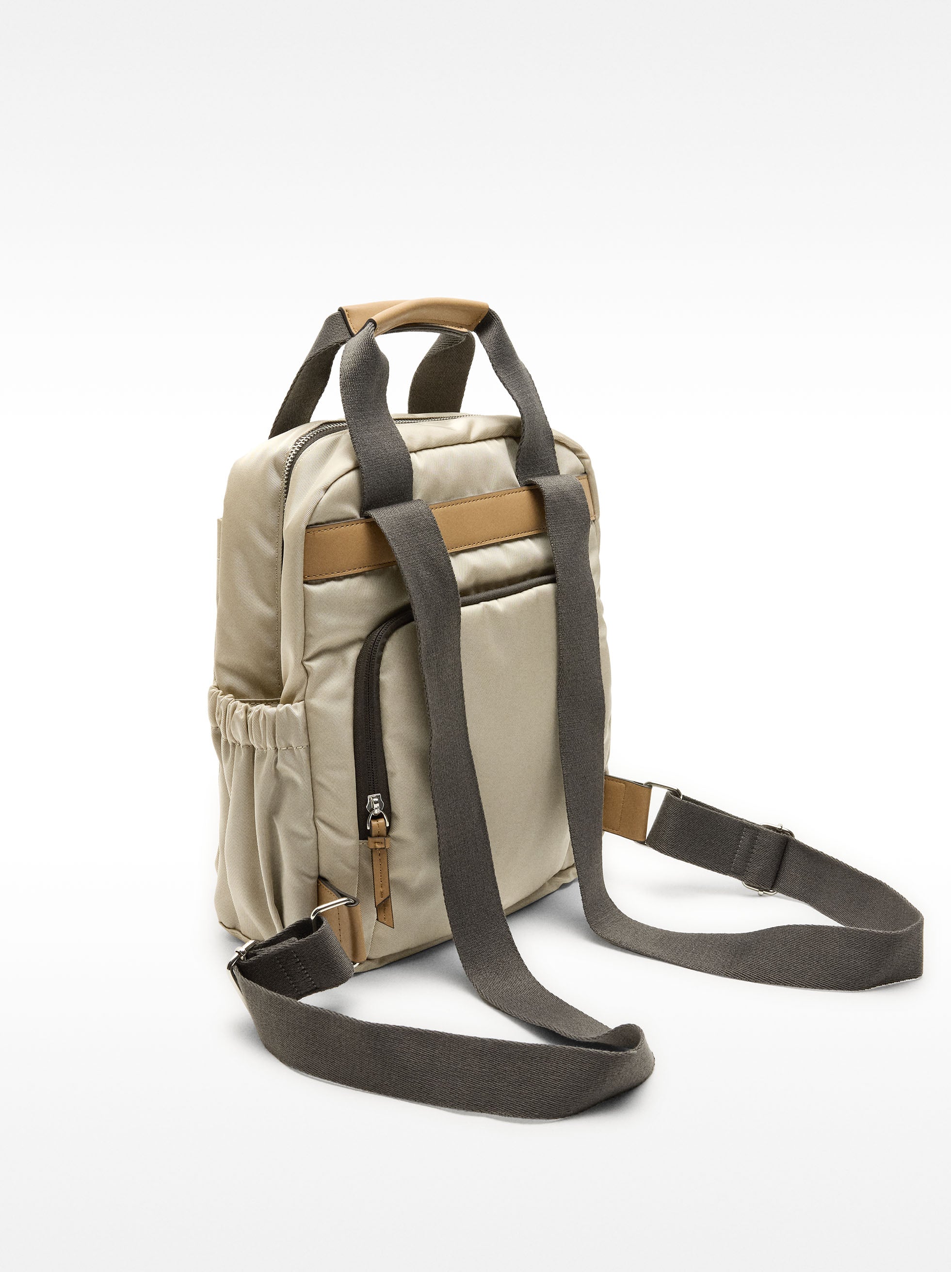 Mochila De Nylon Con Colgante