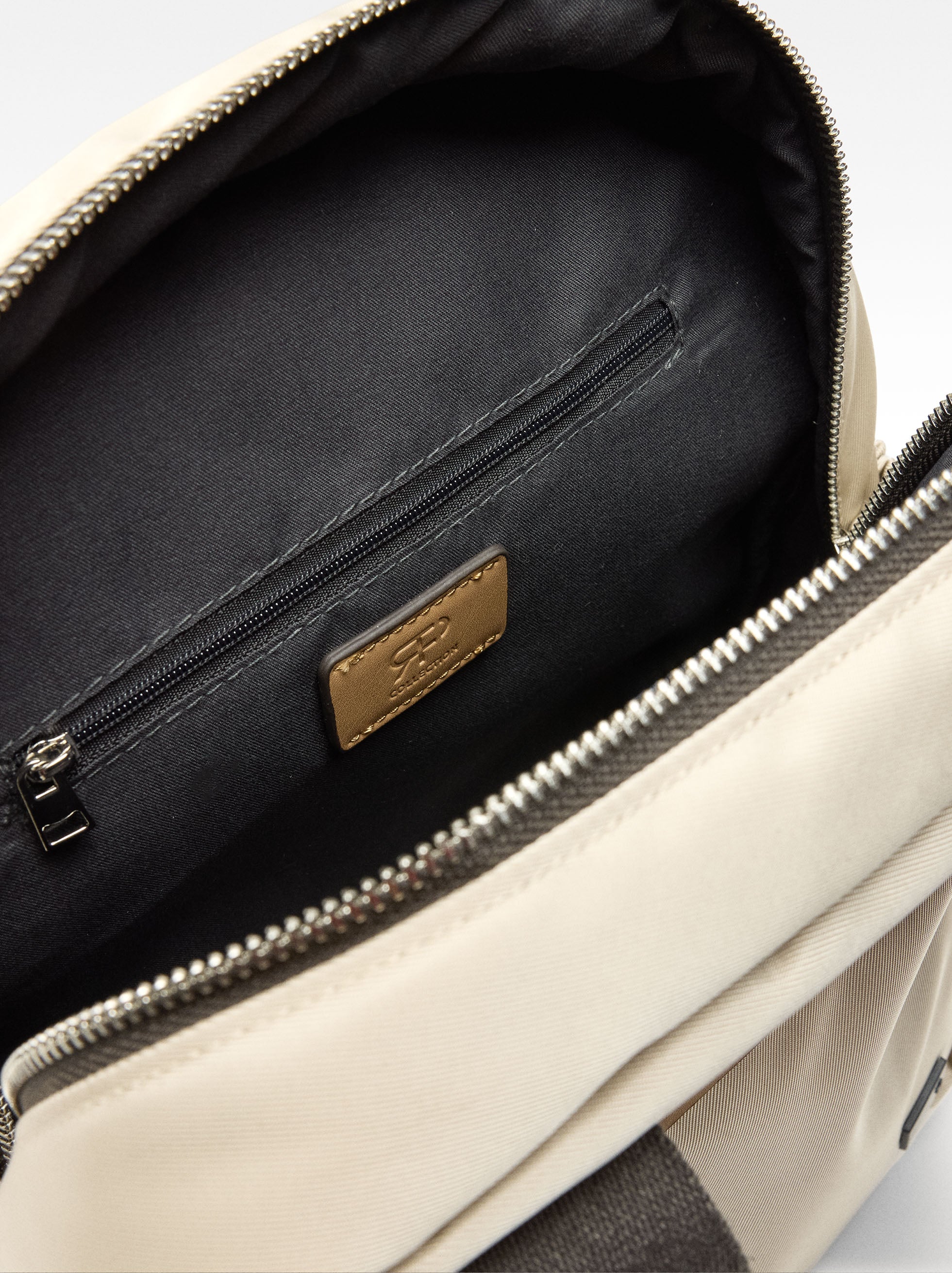 Mochila De Nylon Con Colgante