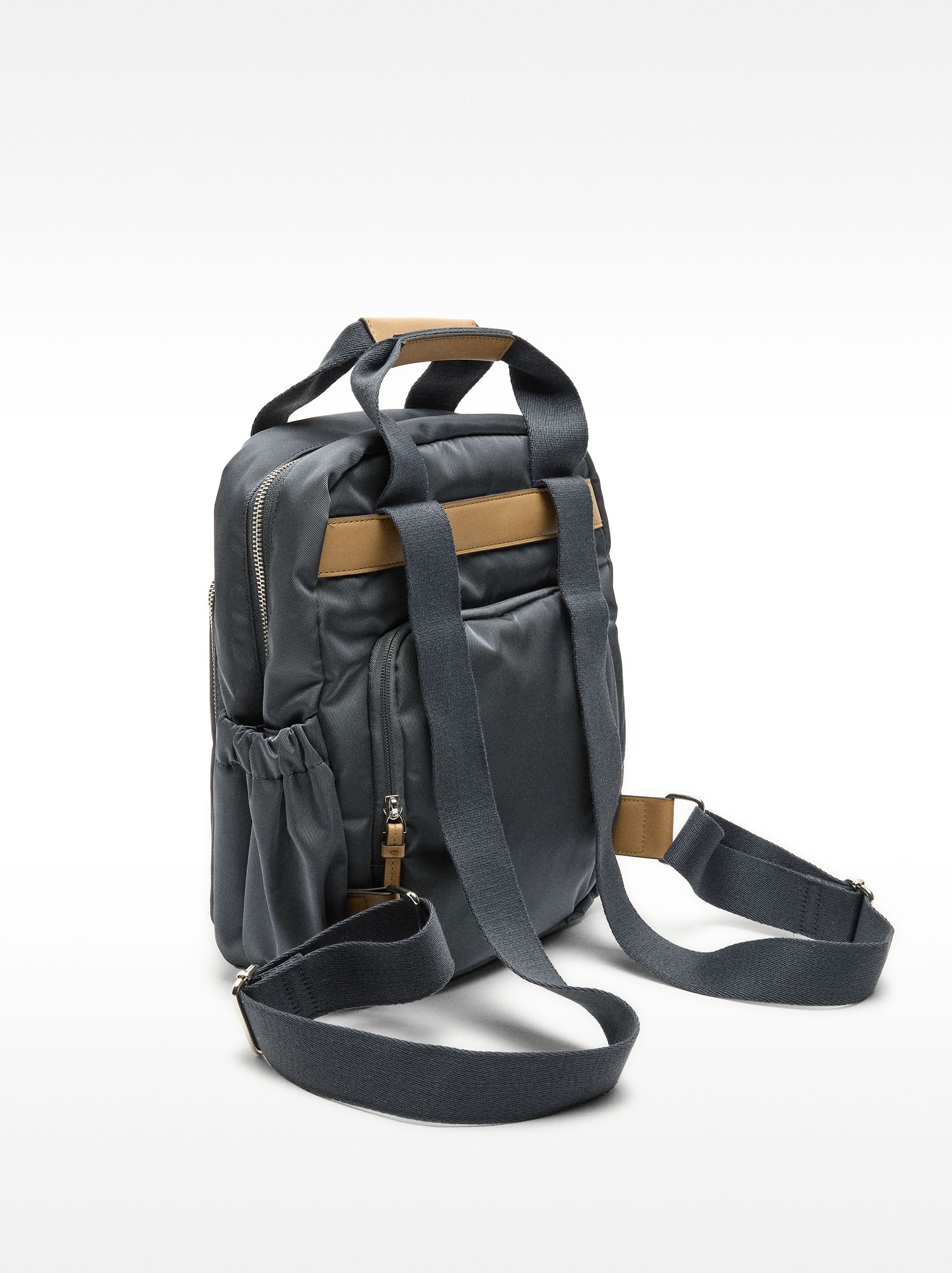 Mochila De Nylon Con Colgante