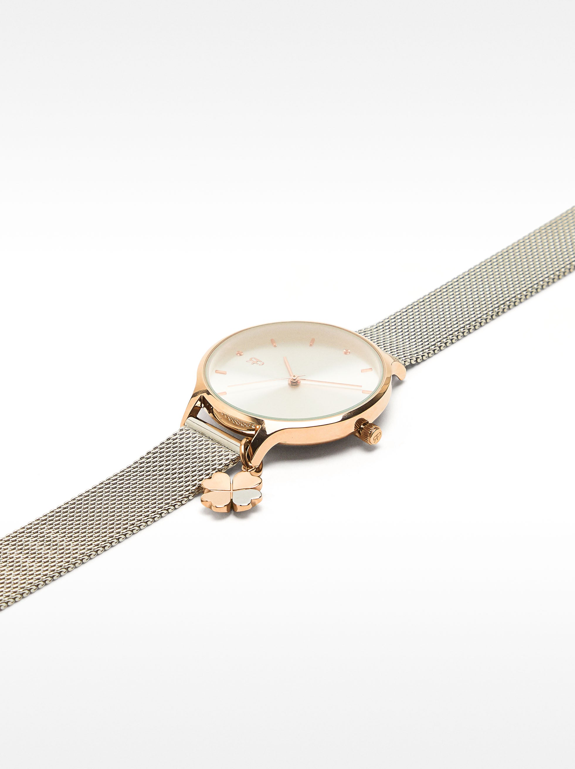 Reloj Bicolor De Malla Metálica Con Charm