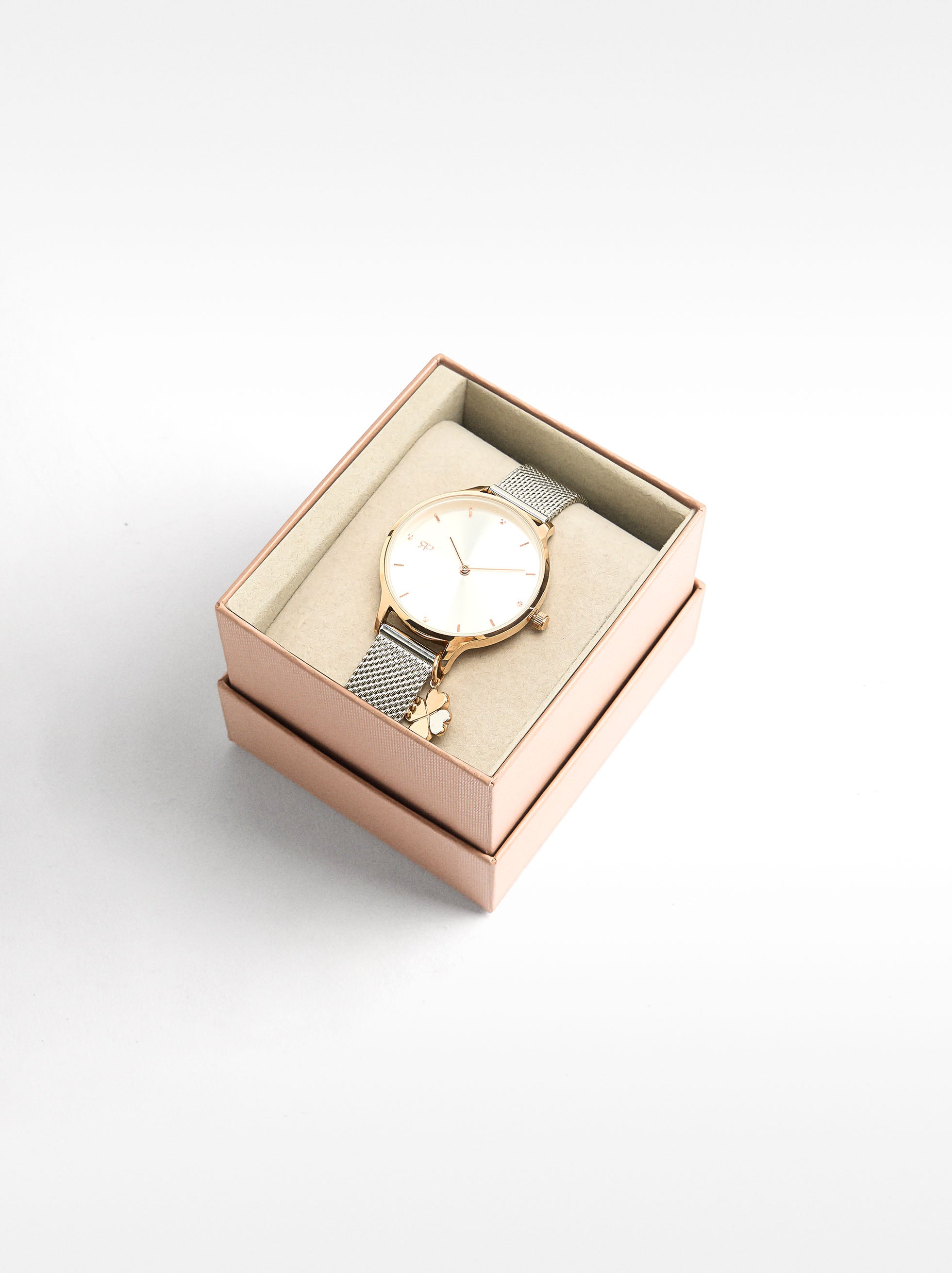 Reloj Bicolor De Malla Metálica Con Charm