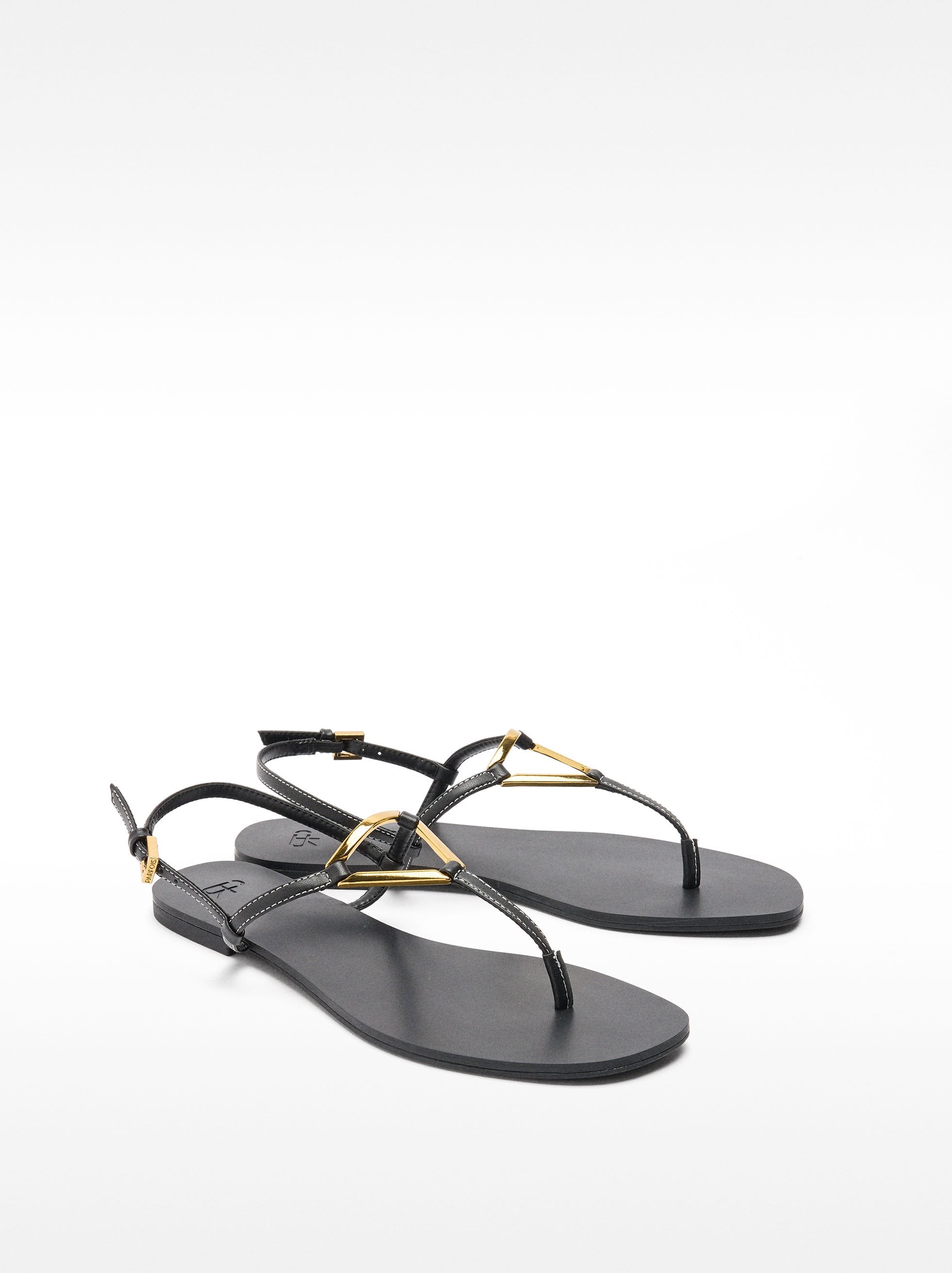 Sandalias Planas Con Tiras Y Detalle Metálico