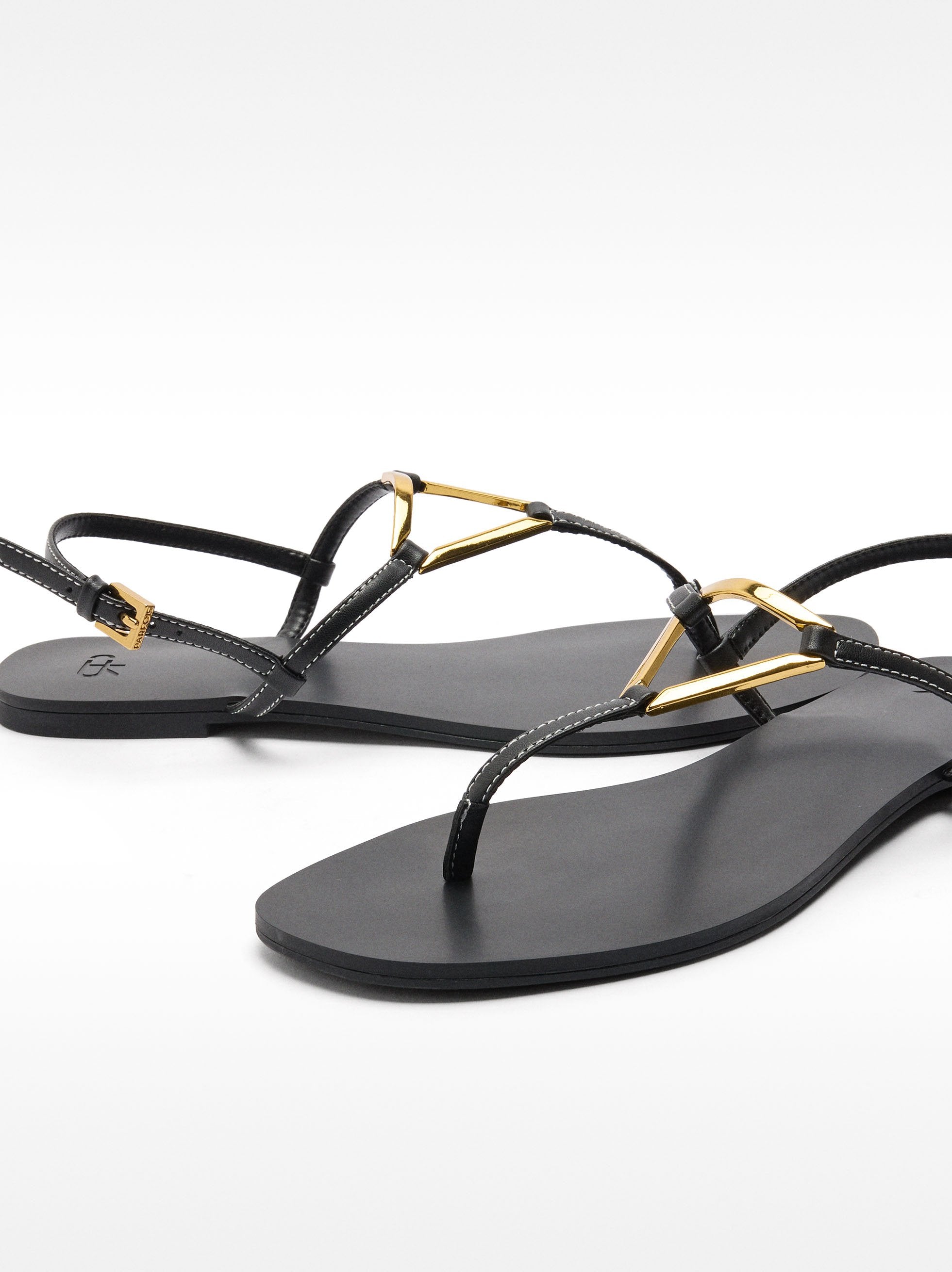 Sandalias Planas Con Tiras Y Detalle Metálico