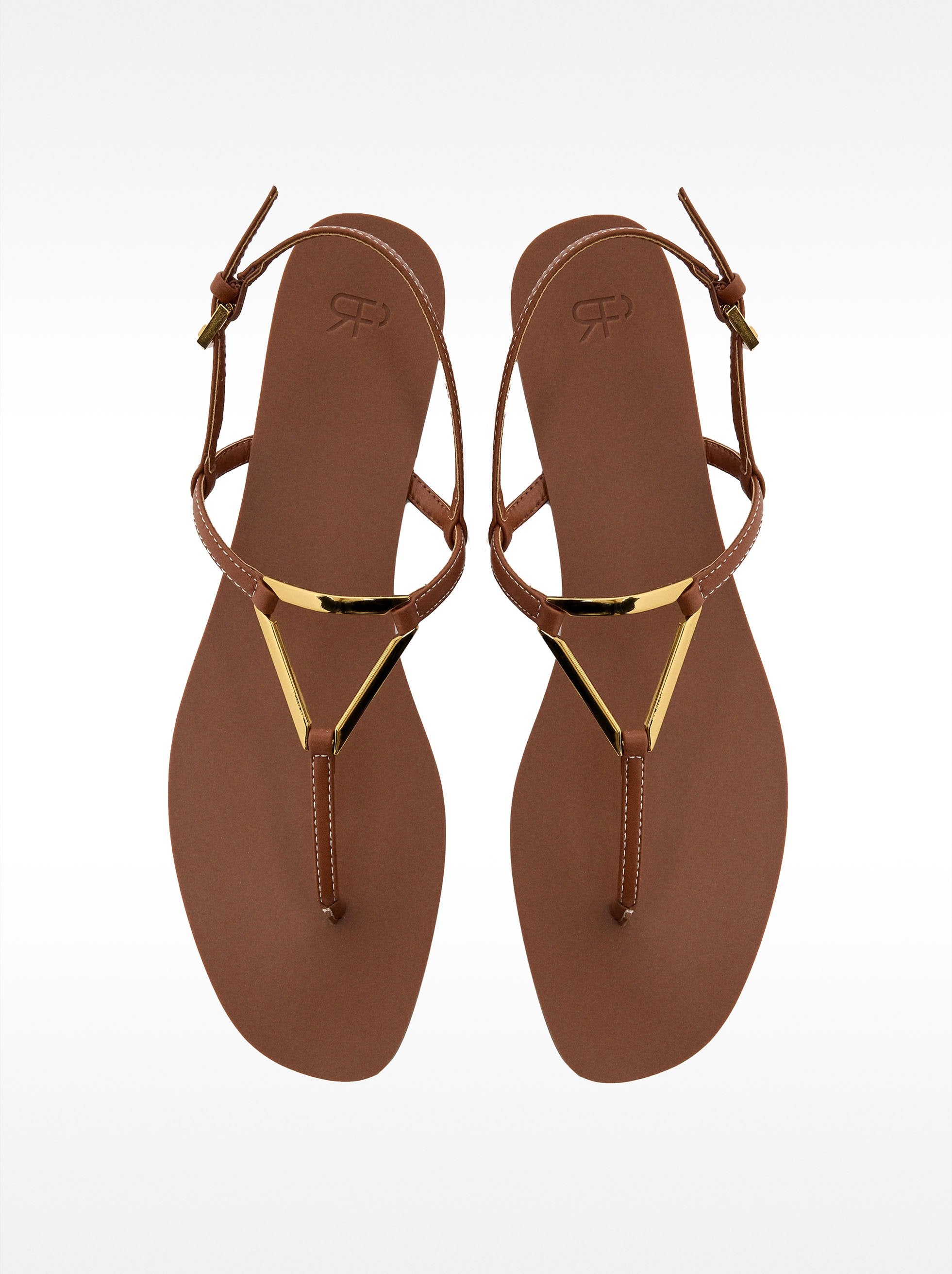 Sandalias Planas Con Tiras Y Detalle Metálico