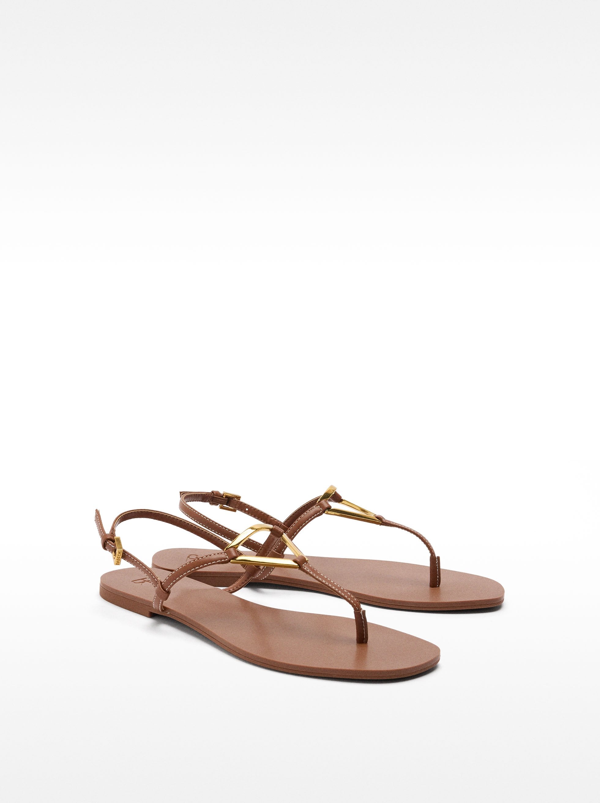 Sandalias Planas Con Tiras Y Detalle Metálico