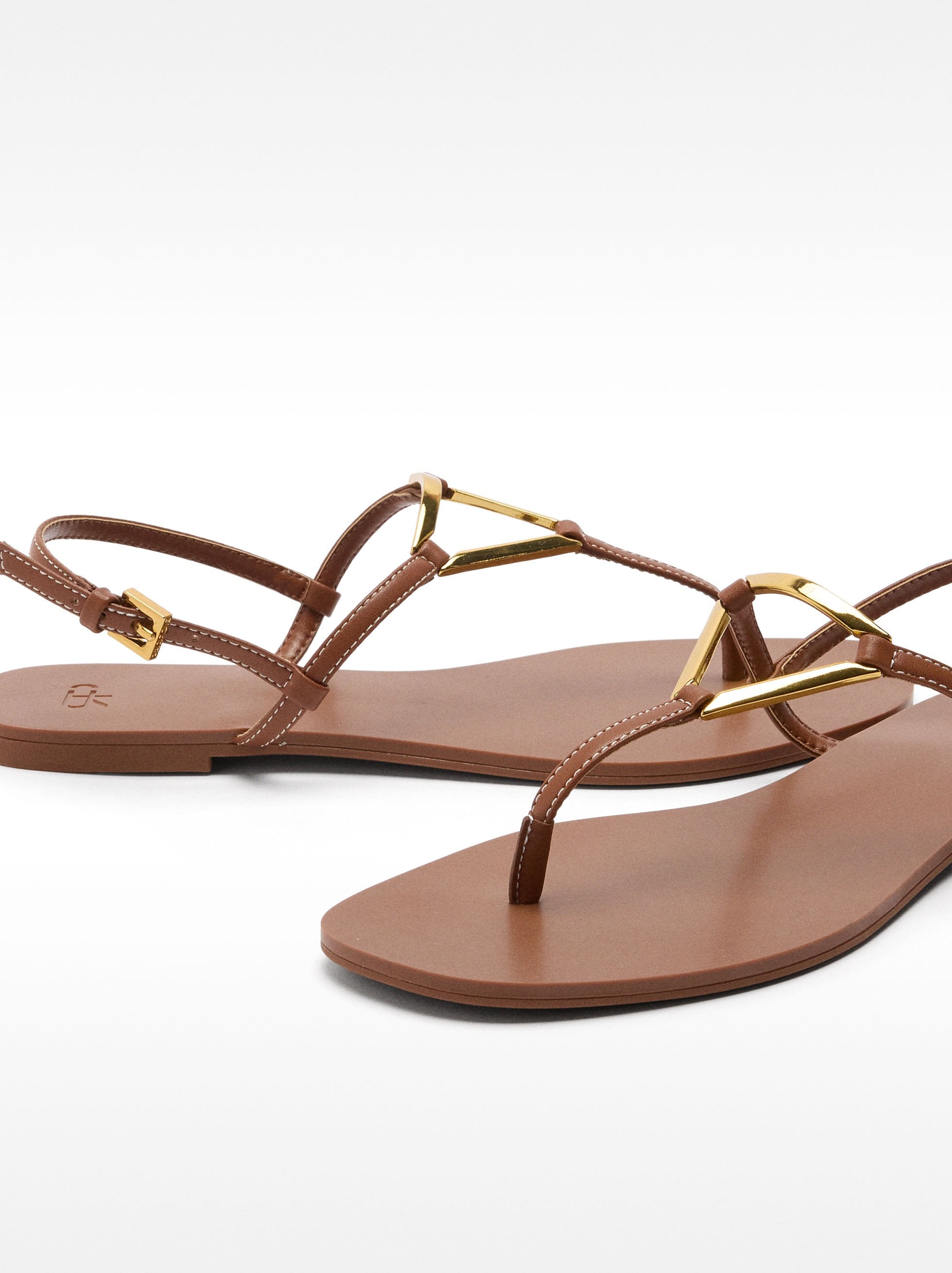 Sandalias Planas Con Tiras Y Detalle Metálico