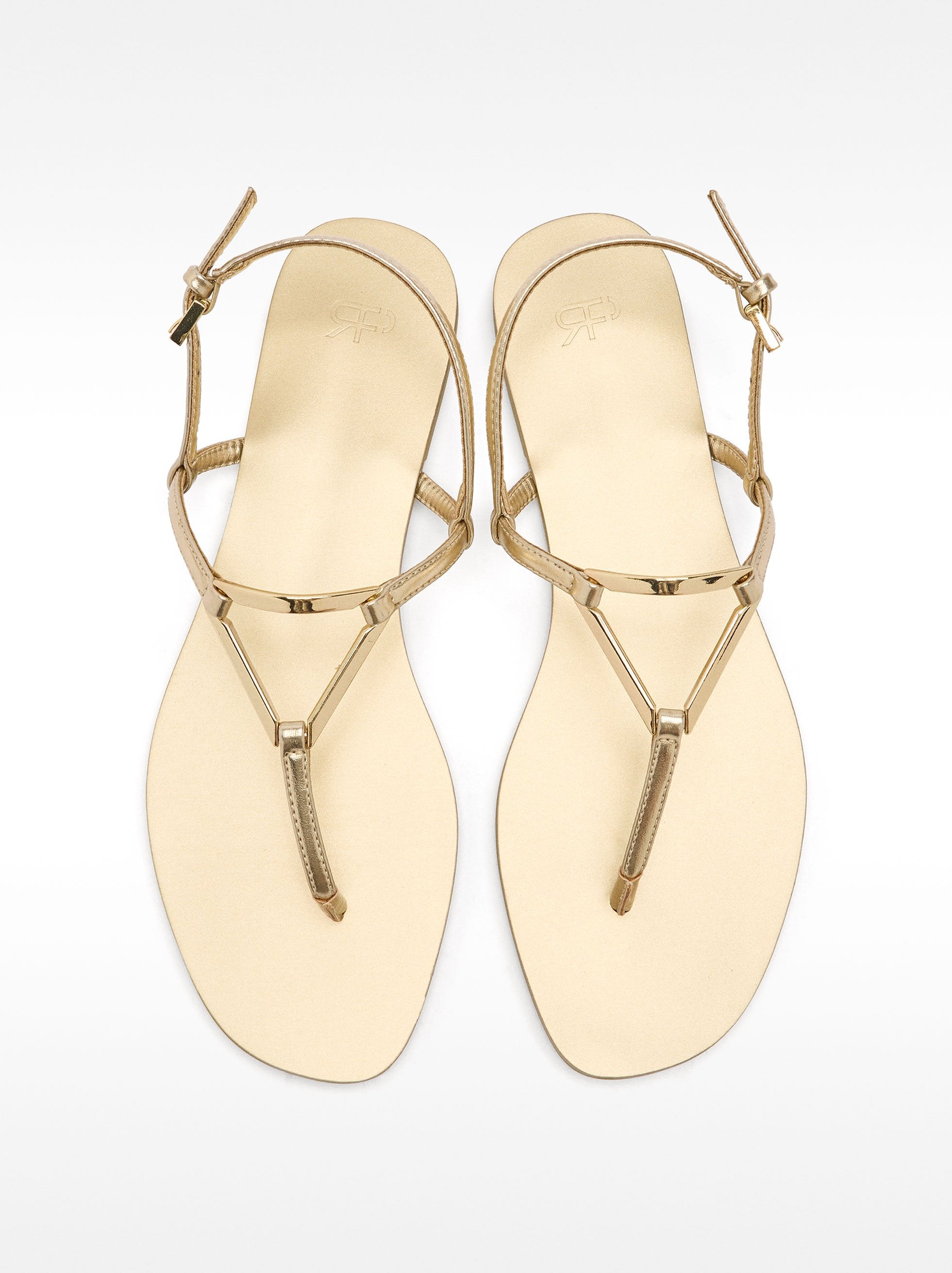 Sandalias Planas Con Tiras Y Detalle Metálico