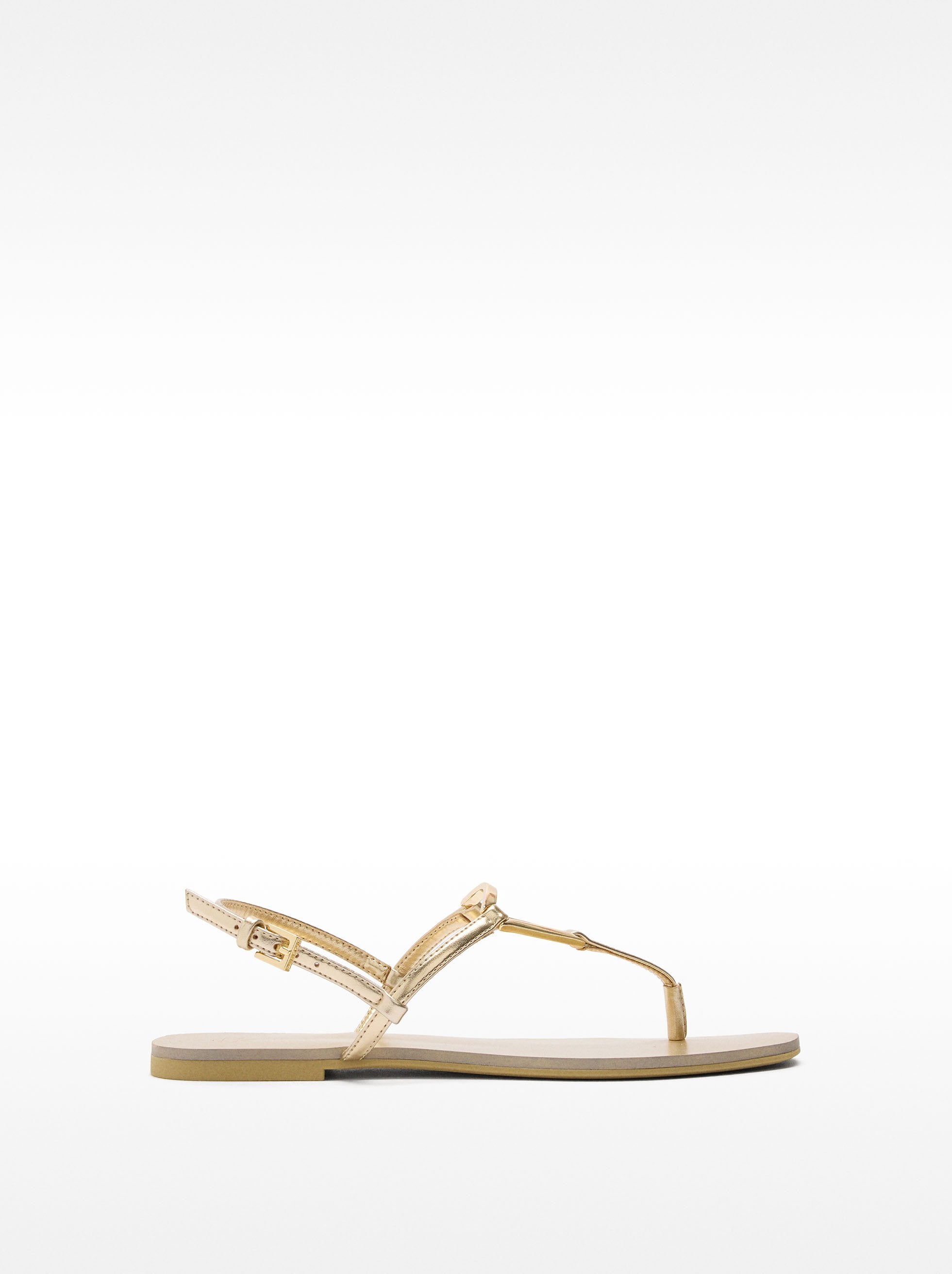 Sandalias Planas Con Tiras Y Detalle Metálico