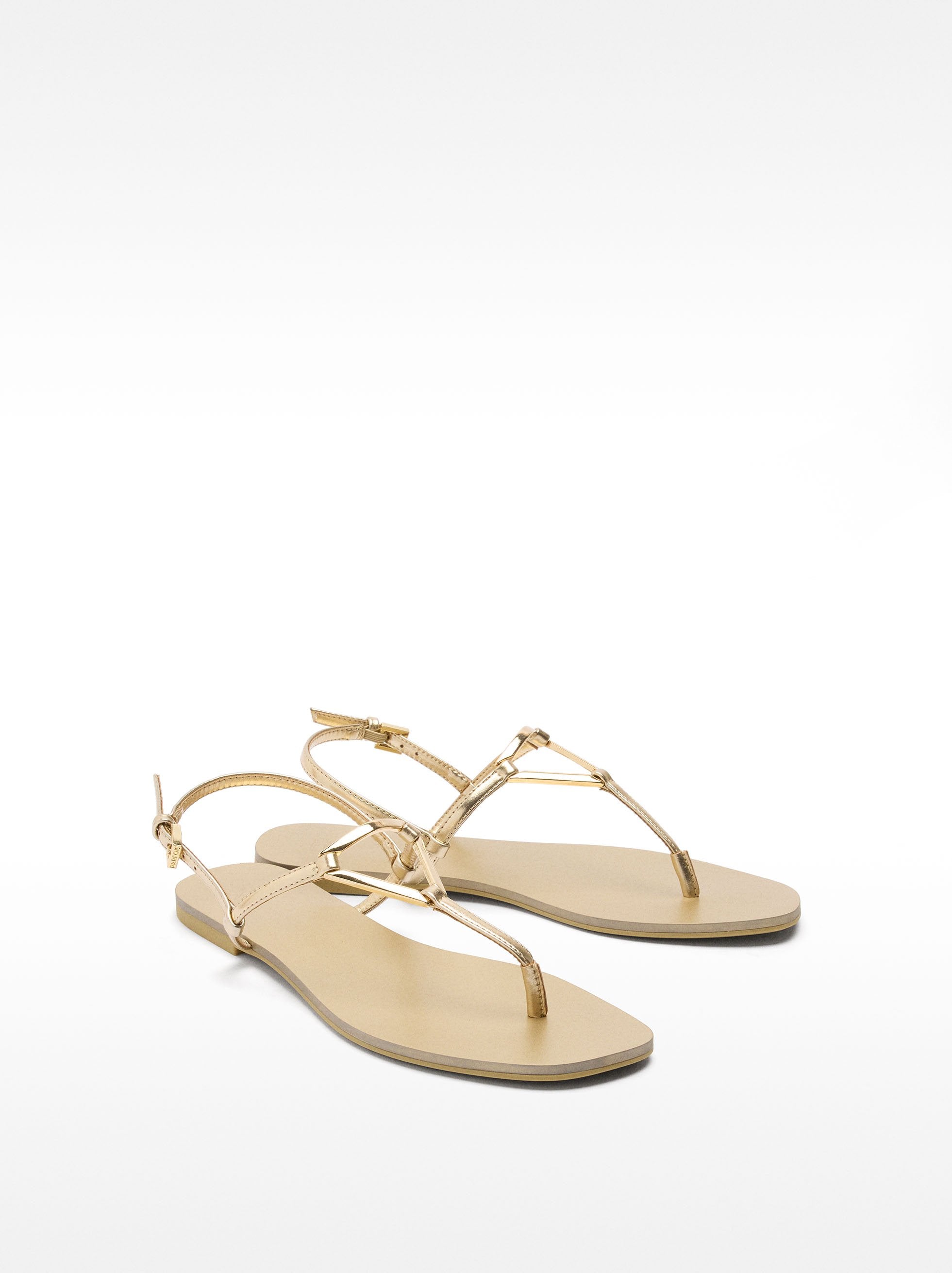 Sandalias Planas Con Tiras Y Detalle Metálico