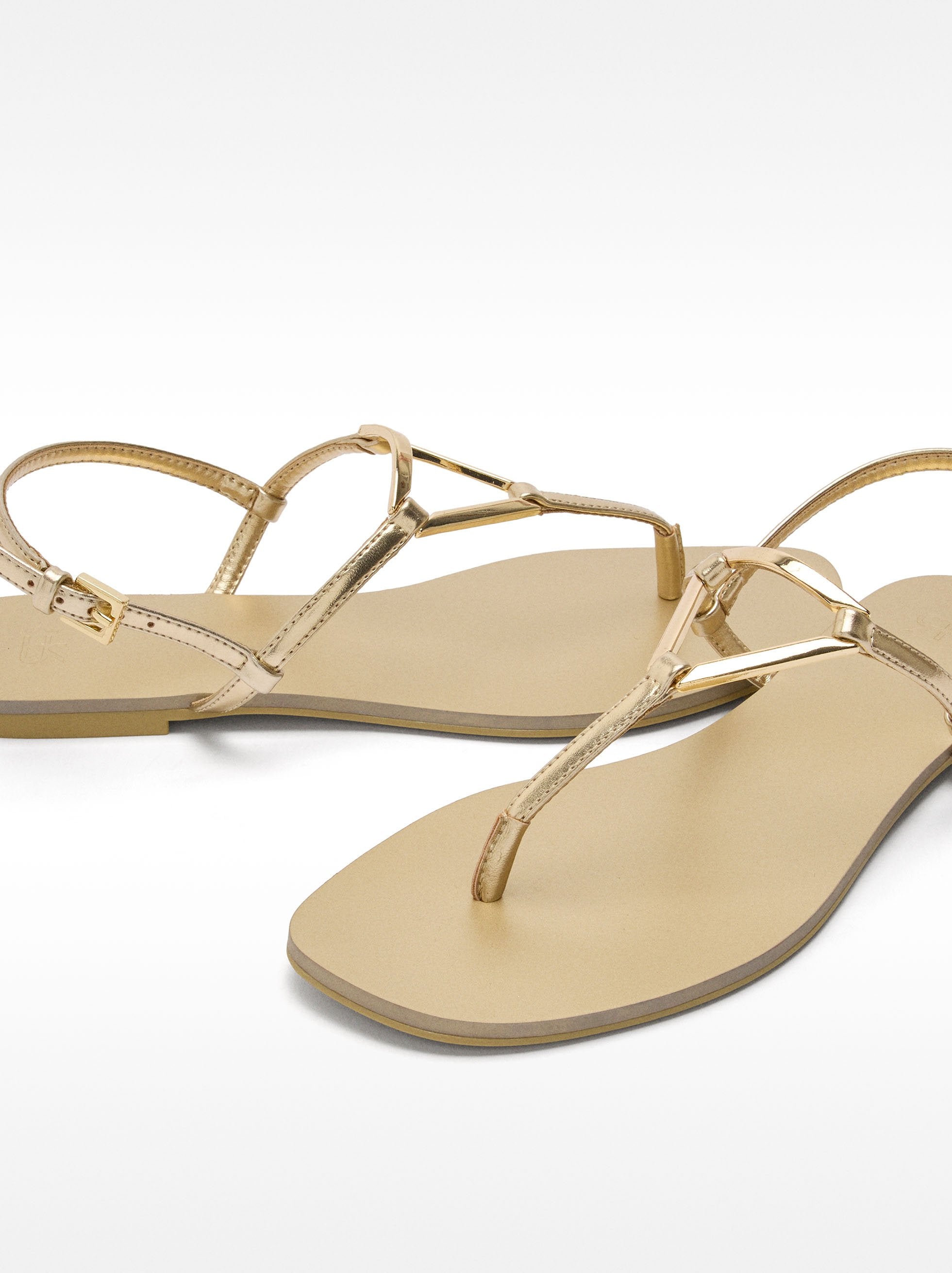 Sandalias Planas Con Tiras Y Detalle Metálico
