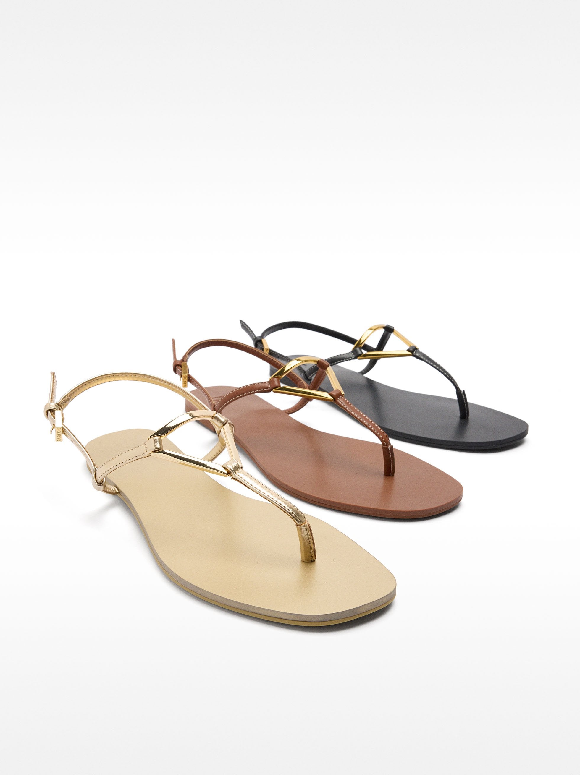 Sandalias Planas Con Tiras Y Detalle Metálico