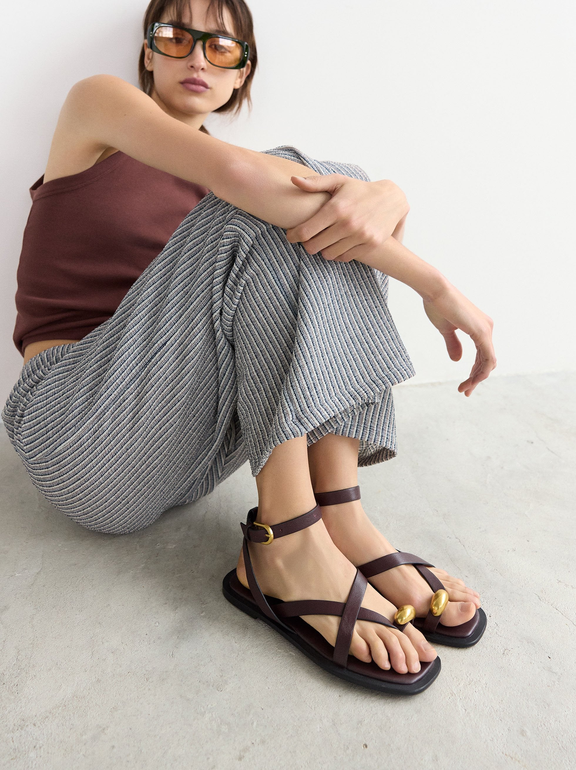 Sandalias De Piel Con Tiras Detalle Metálico